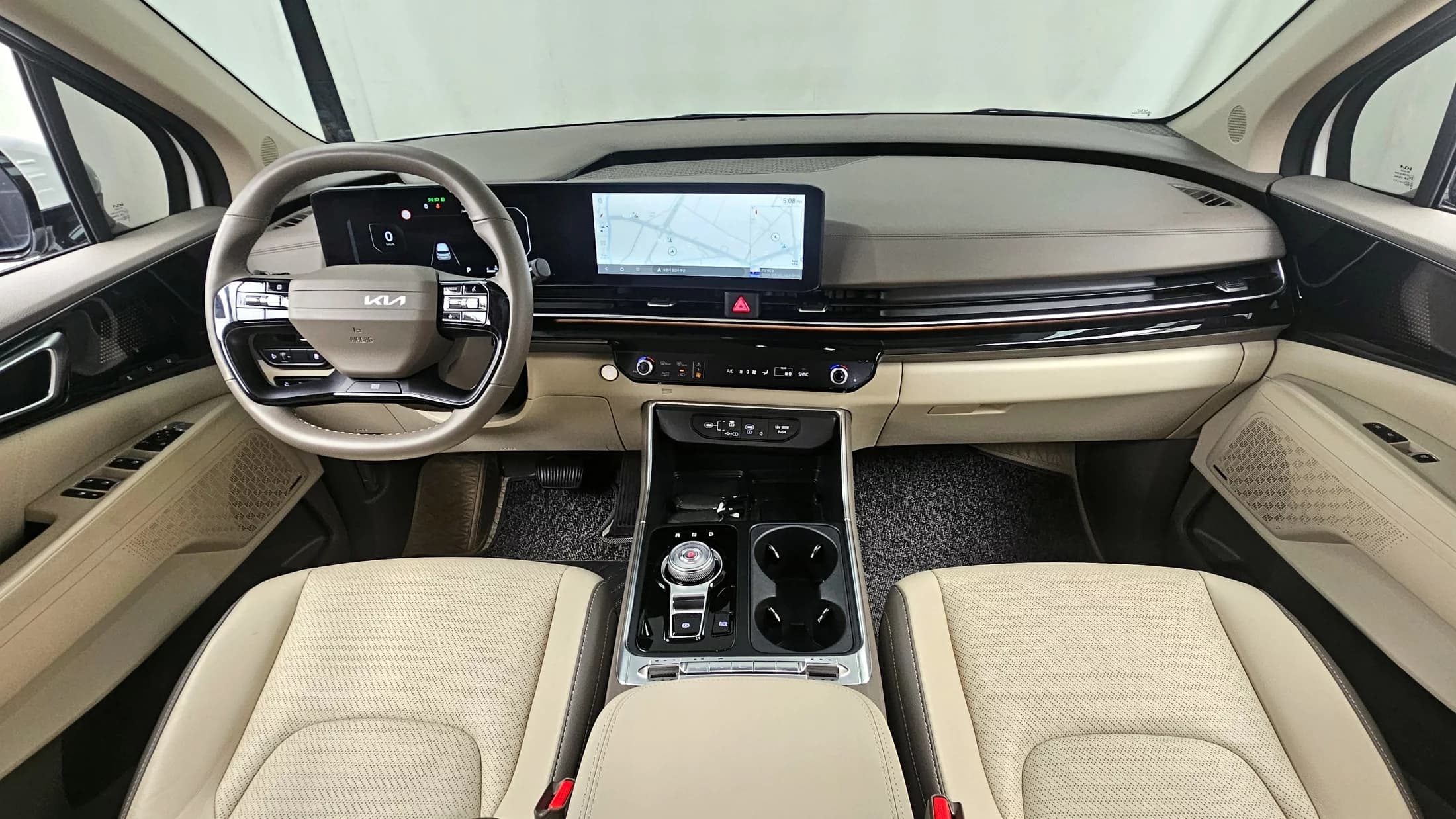 Kia Carnival Gasoline 9-Seater Signature, 2024 г. 10731 км. — фото 7