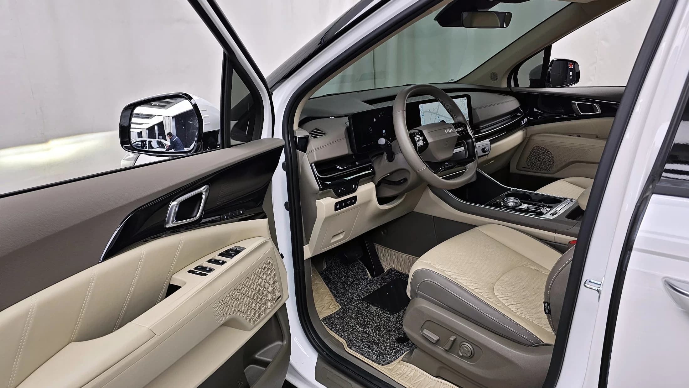 Kia Carnival Gasoline 9-Seater Signature, 2024 г. 10731 км. — фото 10