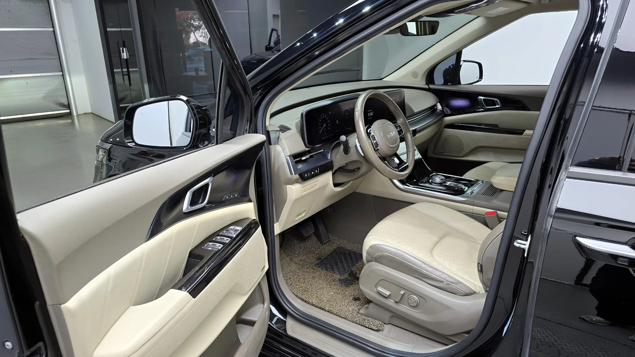 Kia Carnival 7-Seater Hi-Limousine Signature, 2023 г. 112020 км. — фото 11
