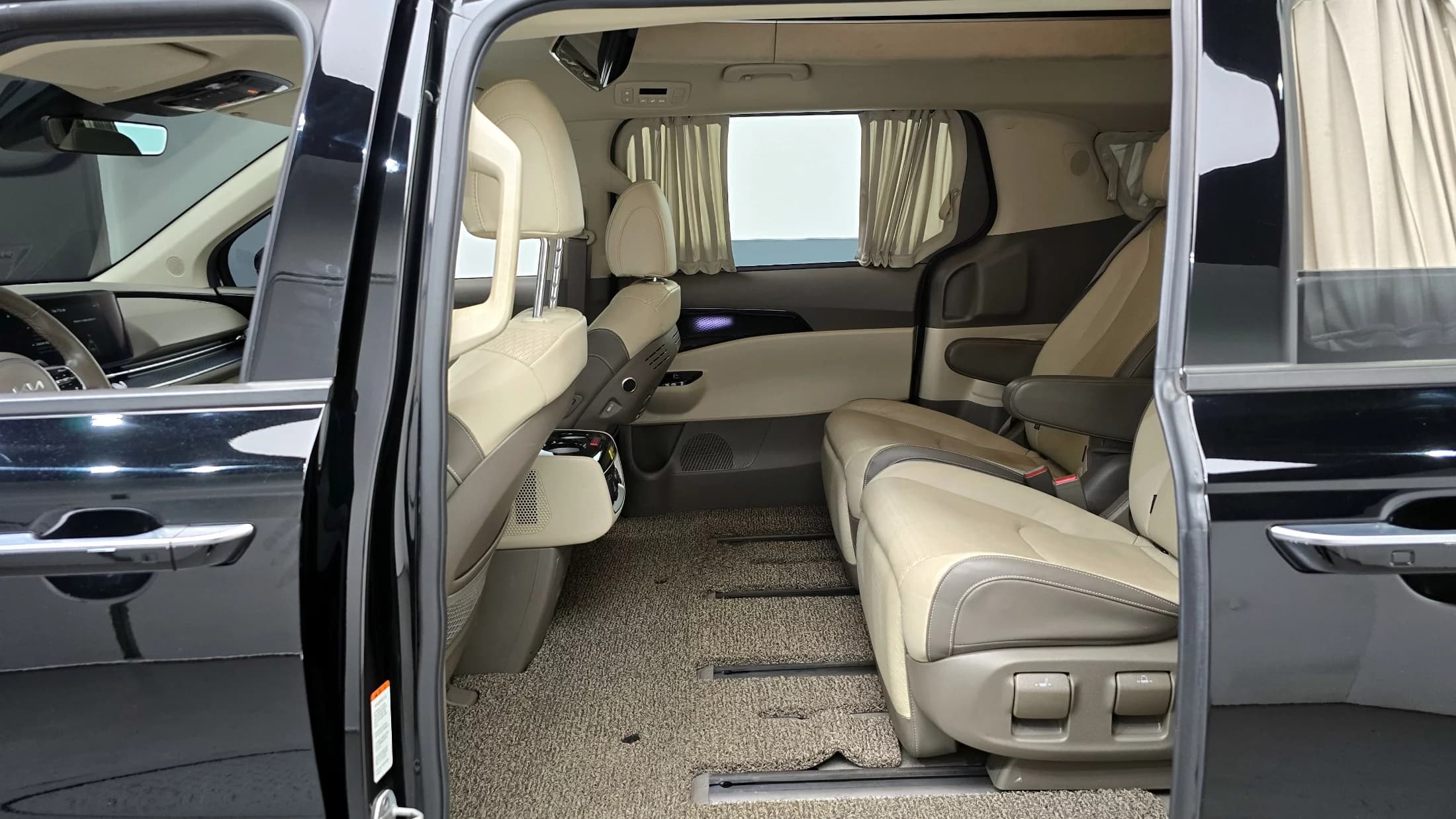 Kia Carnival 7-Seater Hi-Limousine Signature, 2023 г. 112020 км. — фото 12