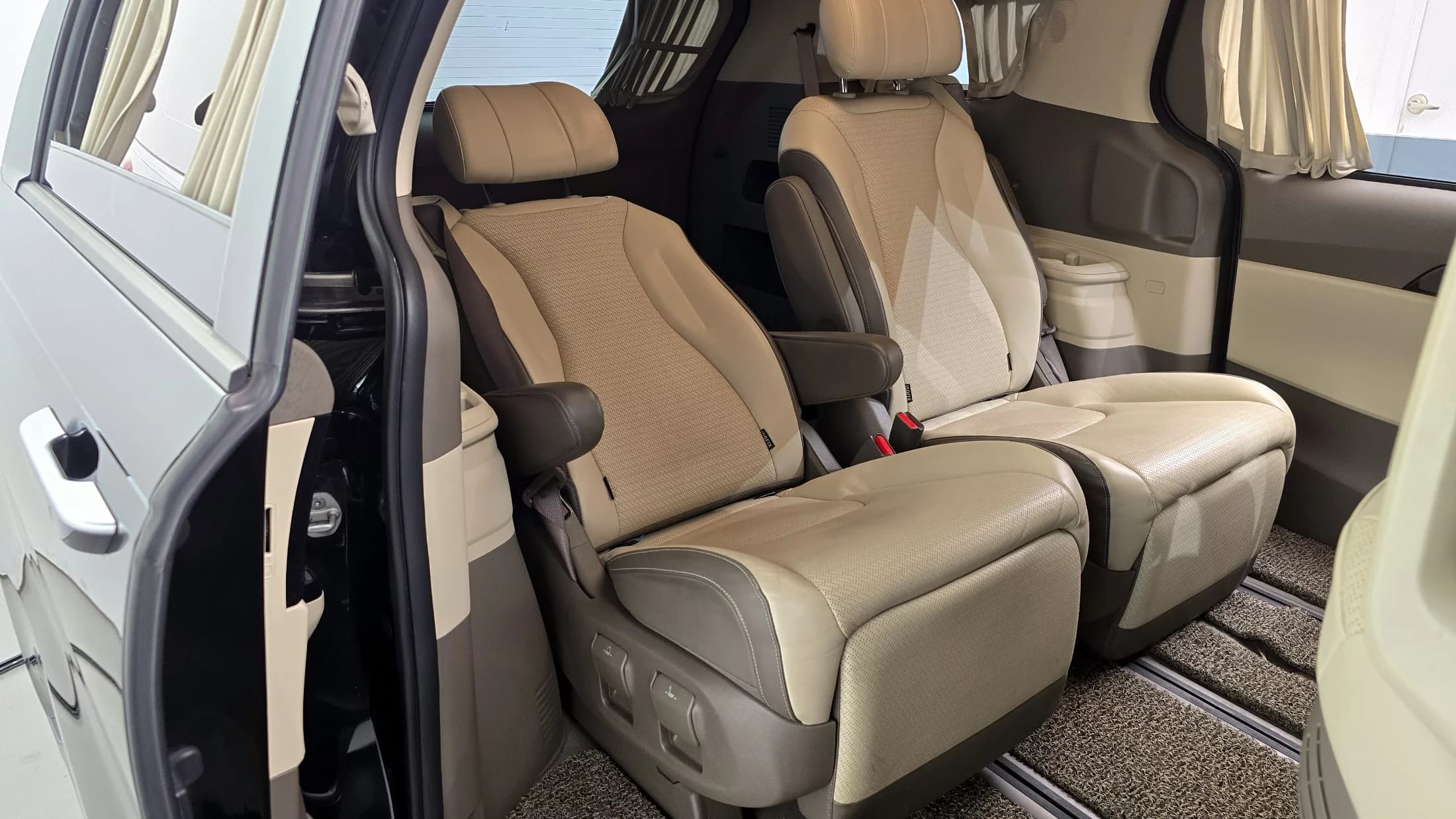 Kia Carnival 7-Seater Hi-Limousine Signature, 2023 г. 112020 км. — фото 13