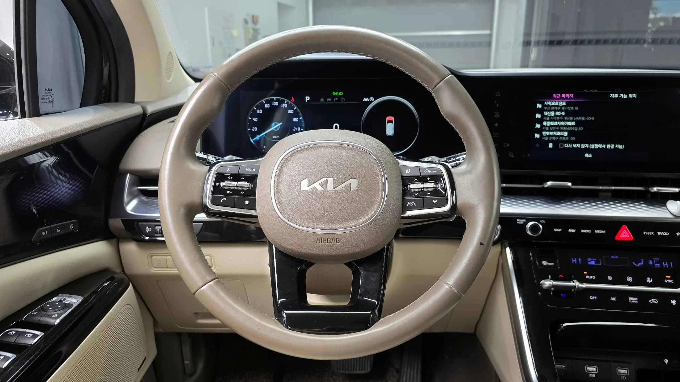 Kia Carnival 7-Seater Hi-Limousine Signature, 2023 г. 112020 км. — фото 14