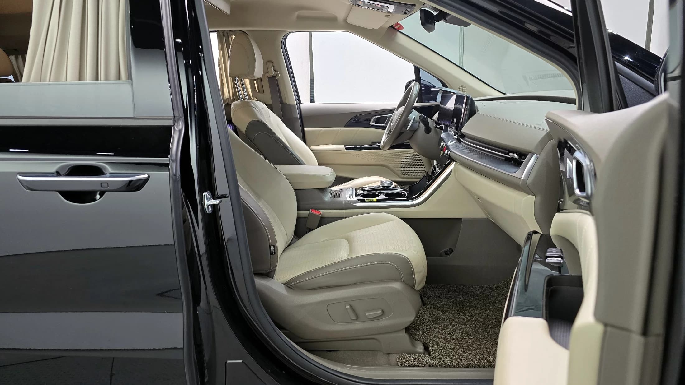 Kia Carnival 7-Seater Hi-Limousine Signature, 2023 г. 112020 км. — фото 10