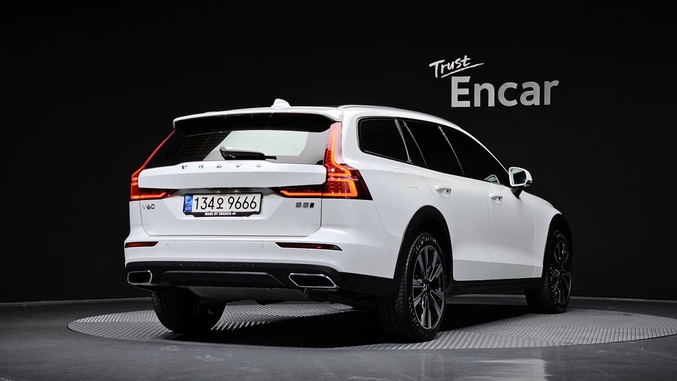 Volvo V60 B5 Pro AWD, 2022 г. 33183 км. — фото 2