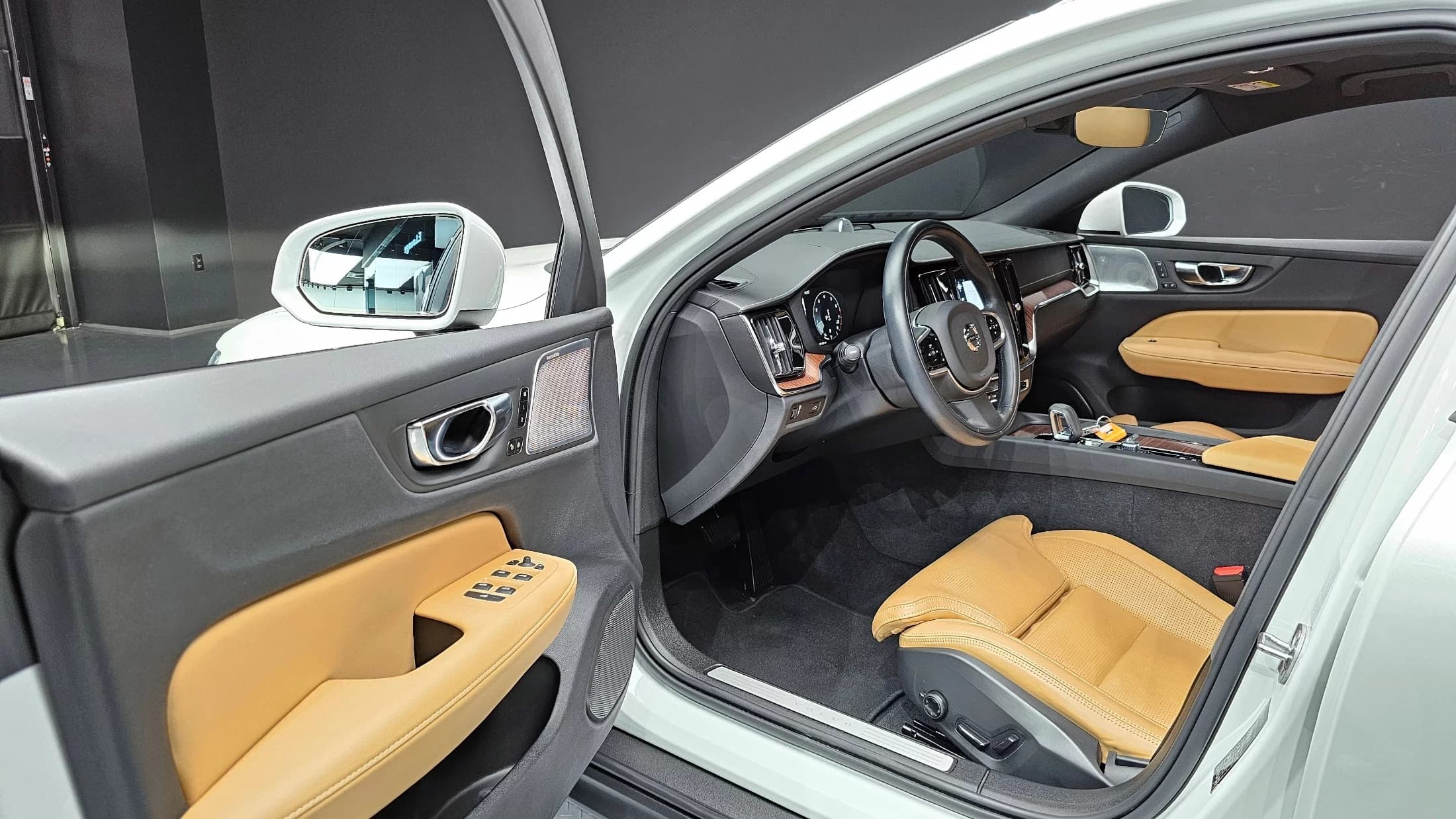 Volvo V60 B5 Pro AWD, 2022 г. 33183 км. — фото 11