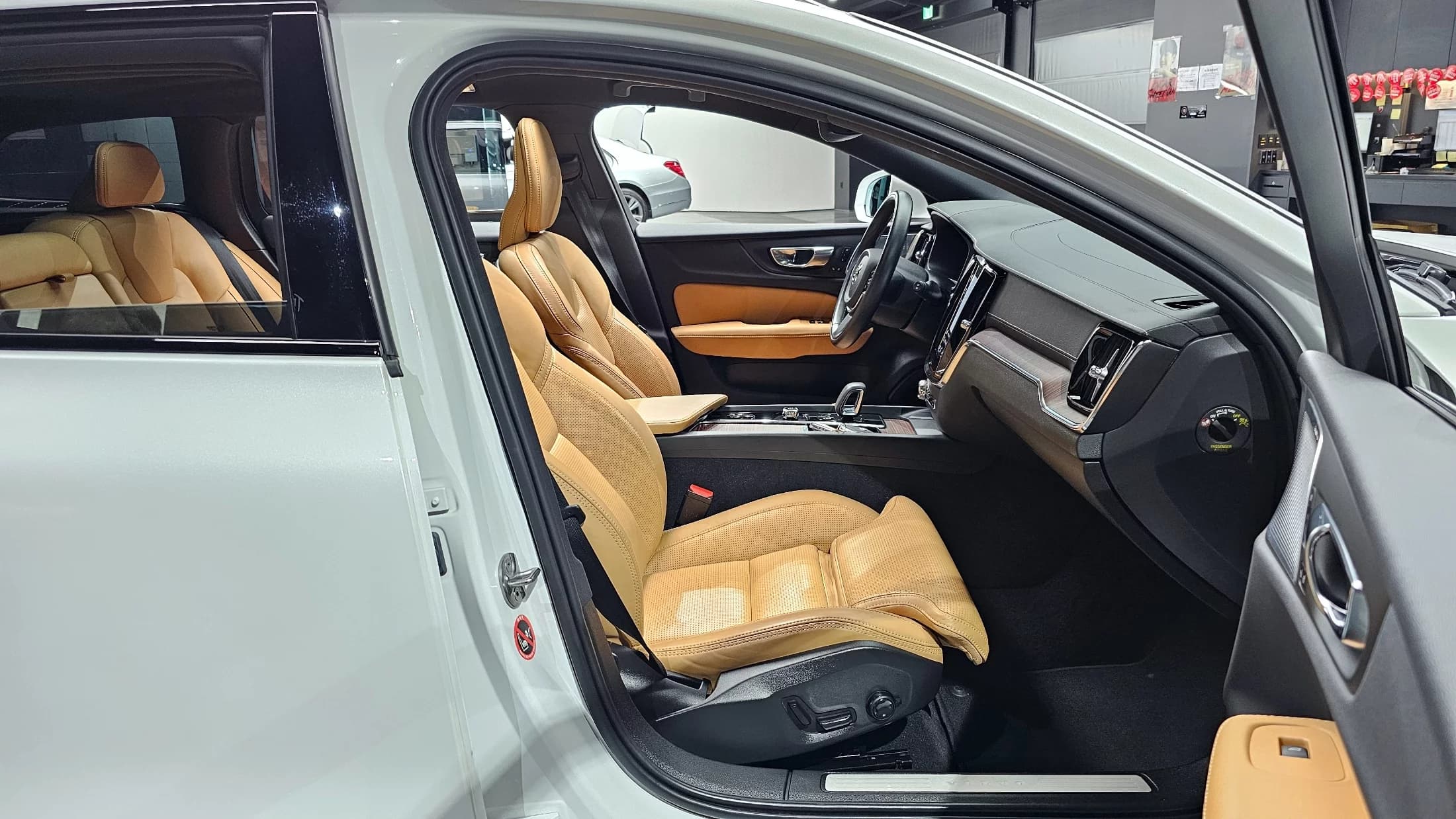 Volvo V60 B5 Pro AWD, 2022 г. 33183 км. — фото 10