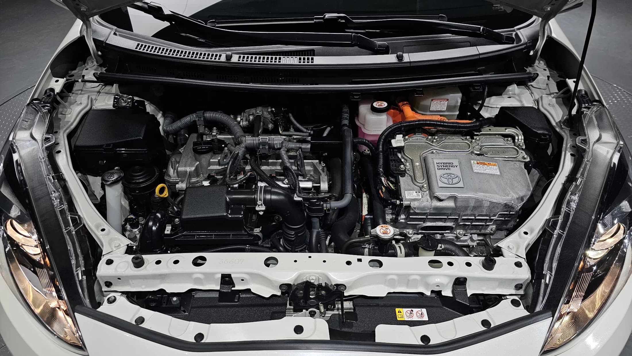 Toyota PRIUS 1.5 Crossover, гибрид, 2021 г. 50126 км. — фото 6