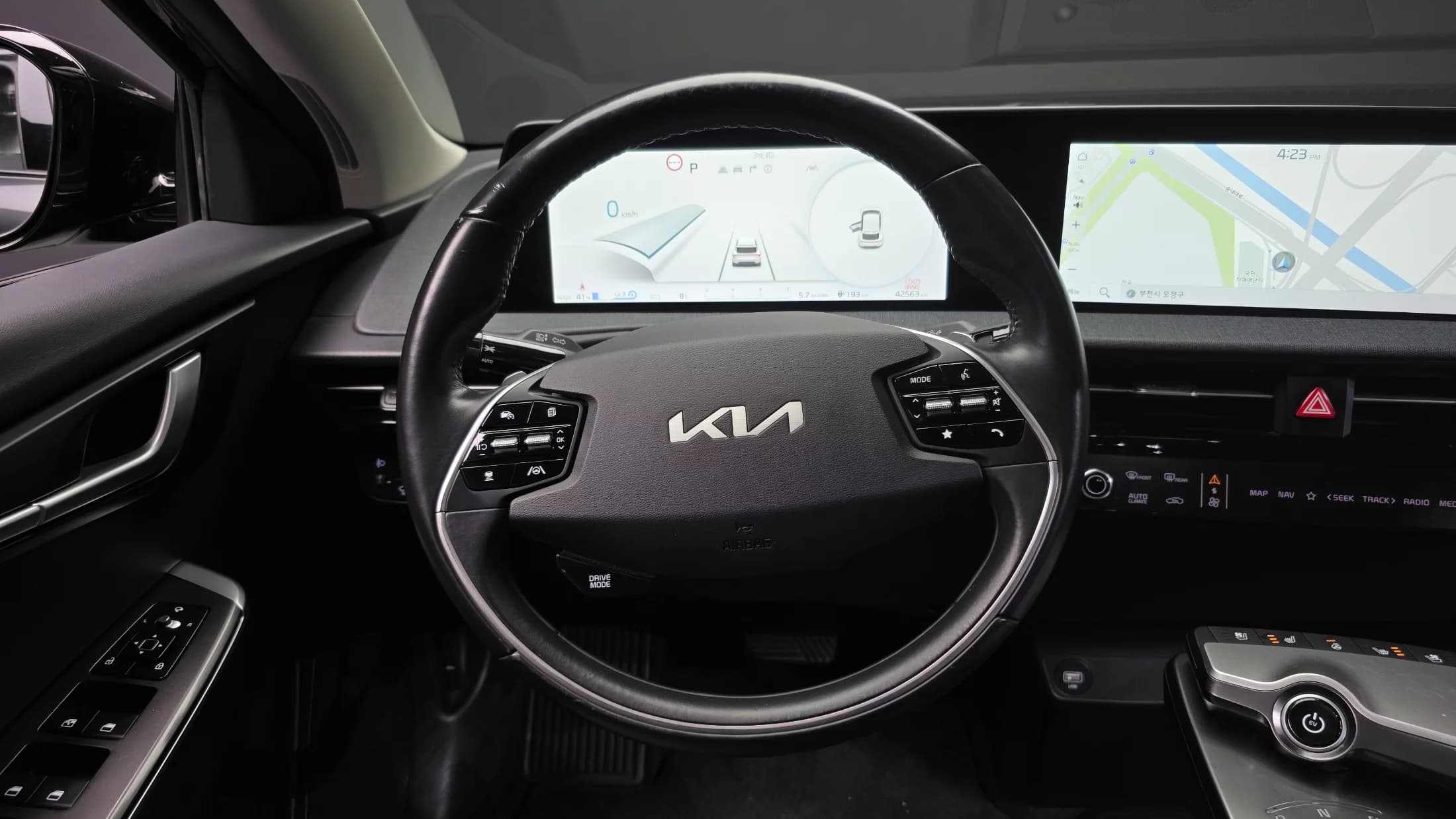Kia EV6 Long Range 4WD Air, электромобиль, 2022 г. 42654 км. — фото 13