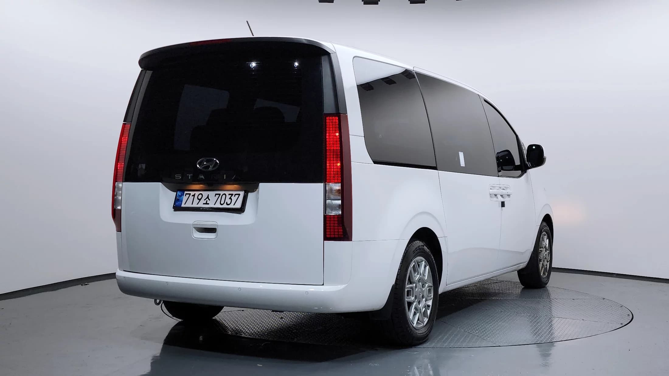 Hyundai Staria Tourer 11-Seater Modern, 2024 г. 58568 км. — фото 2