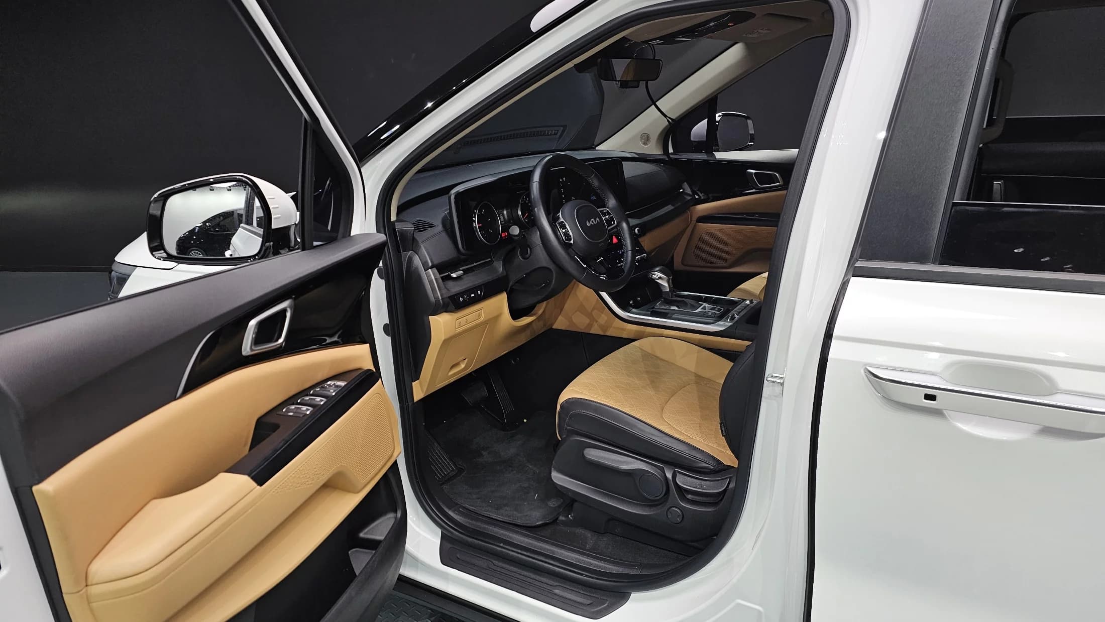 Kia Carnival 9-Seater Prestige, 2022 г. 37038 км. — фото 11