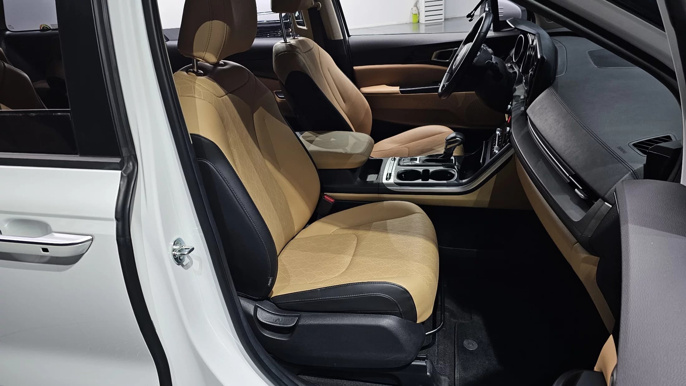 Kia Carnival 9-Seater Prestige, 2022 г. 37038 км. — фото 10