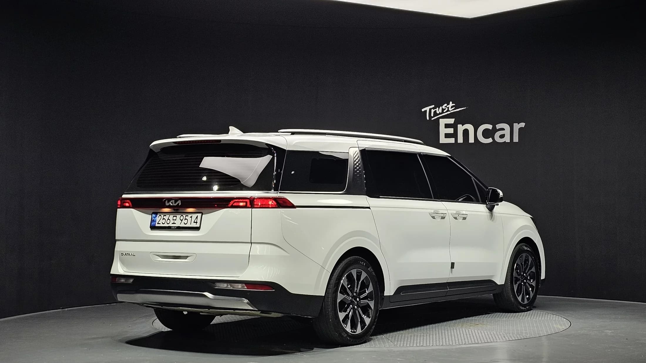 Kia Carnival Gasoline 7-Seater Signature, 2022 г. 34408 км. — фото 2