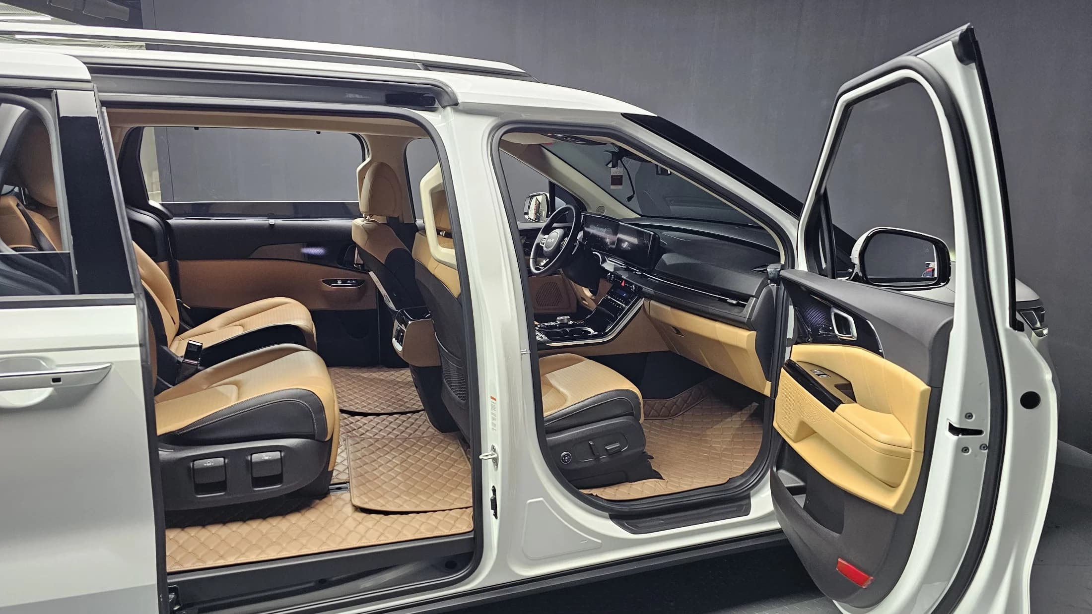 Kia Carnival Gasoline 7-Seater Signature, 2022 г. 34408 км. — фото 11