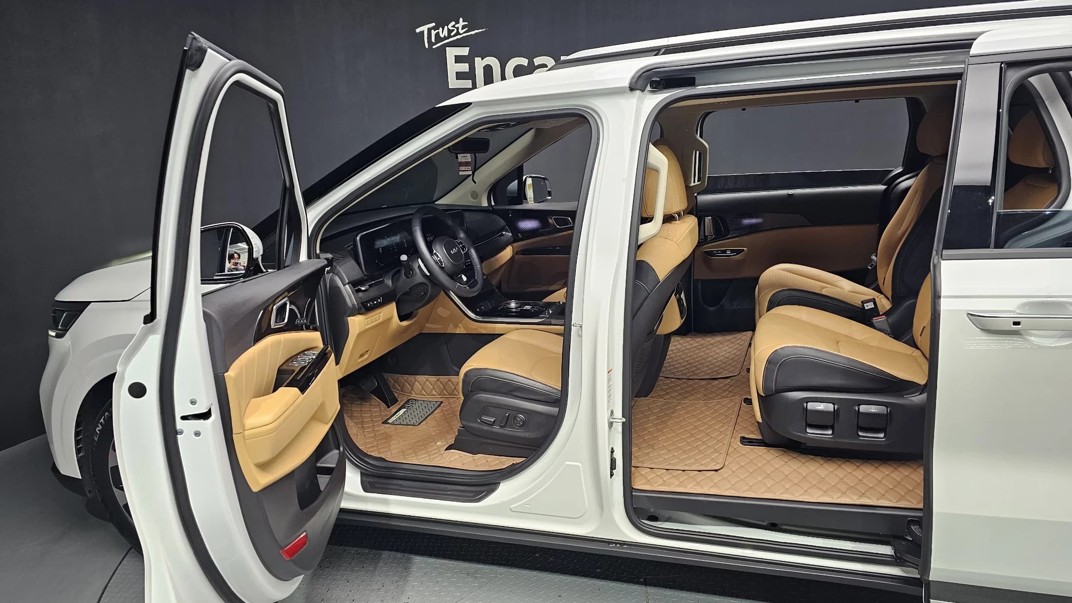 Kia Carnival Gasoline 7-Seater Signature, 2022 г. 34408 км. — фото 10