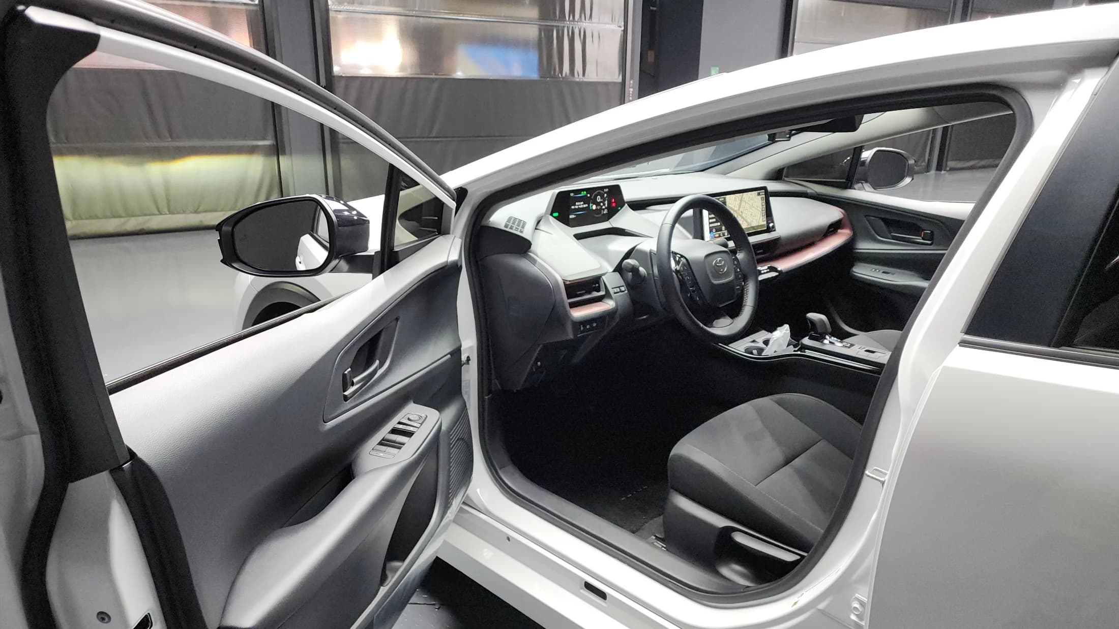 Toyota PRIUS 2.0 PHEV SE, гибрид, 2023 г. 3069 км. — фото 10