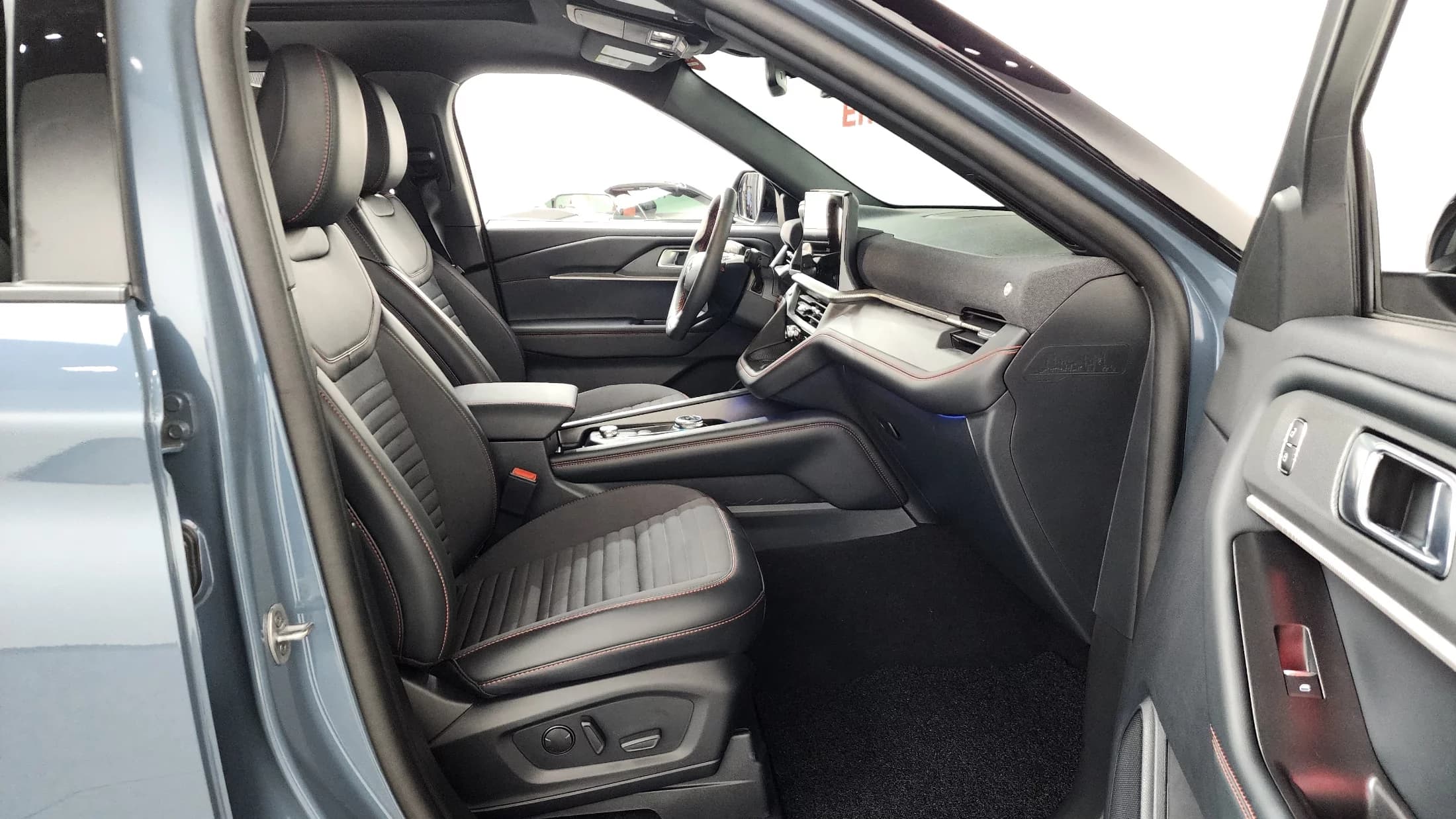 Ford EXPLORER 2.3 ST-Line 4WD, 2025 г. 7288 км. — фото 11