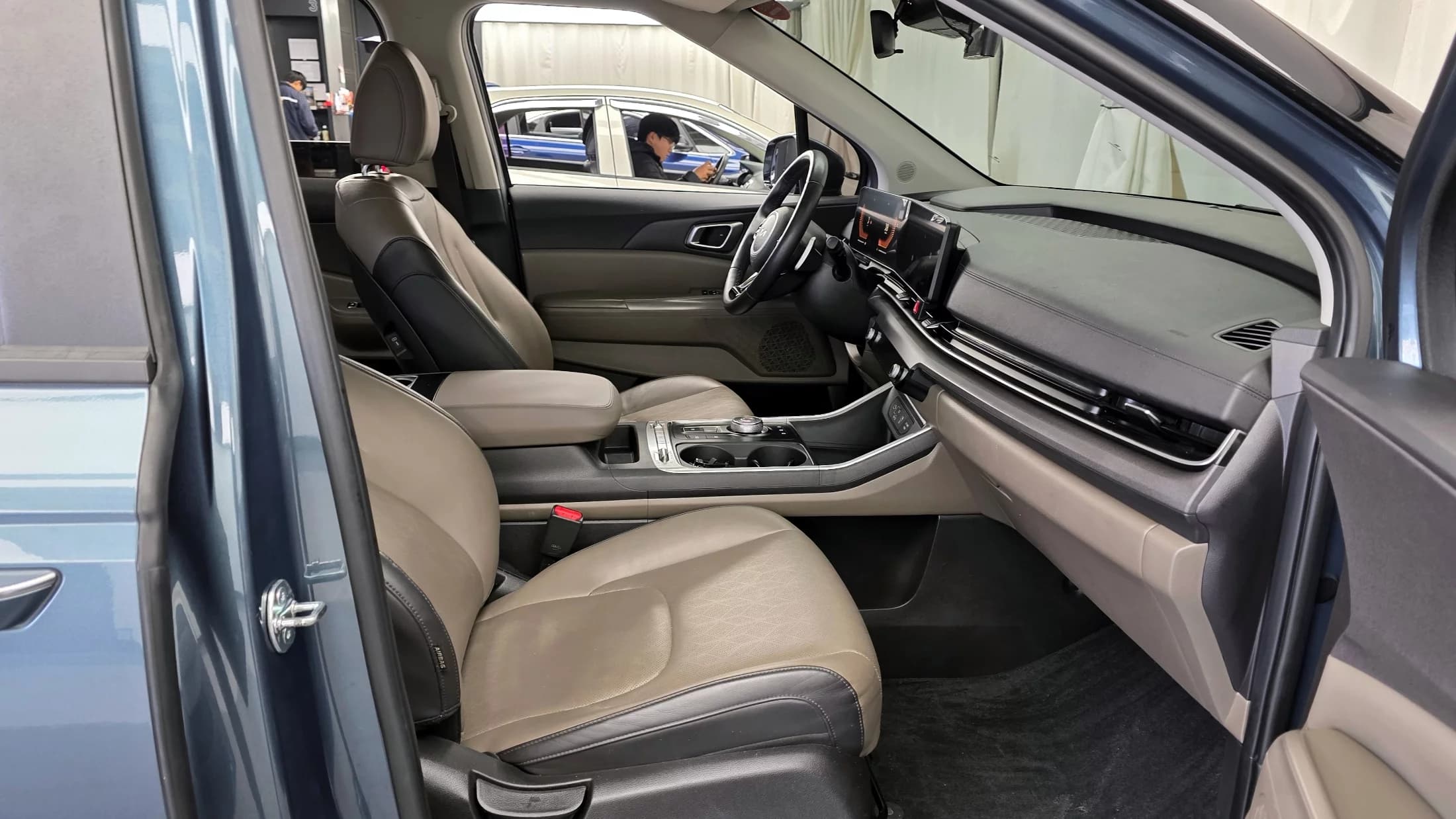 Kia Carnival 9-Seater Prestige, 2024 г. 49183 км. — фото 11