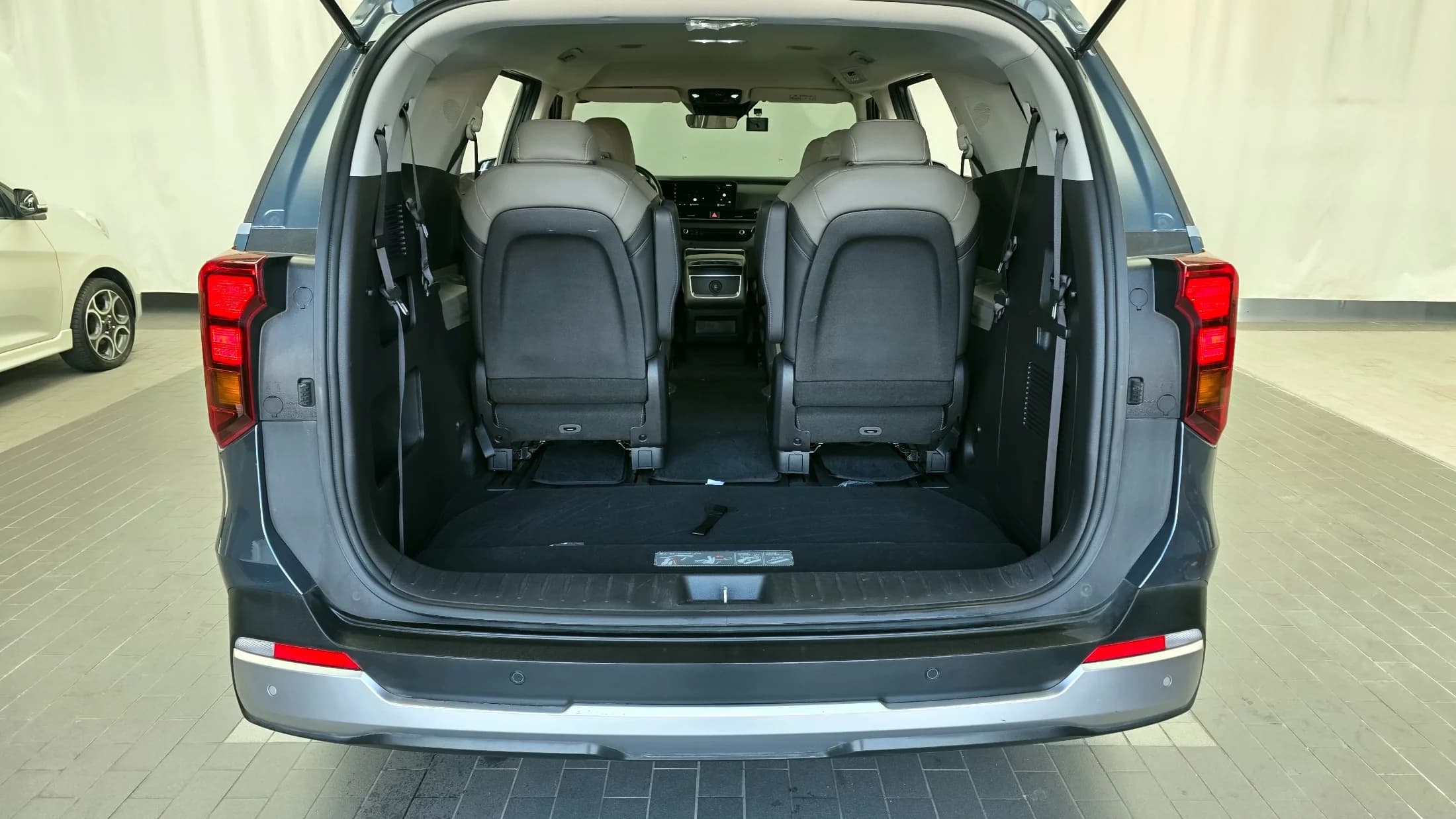 Kia Carnival 9-Seater Prestige, 2024 г. 49183 км. — фото 20
