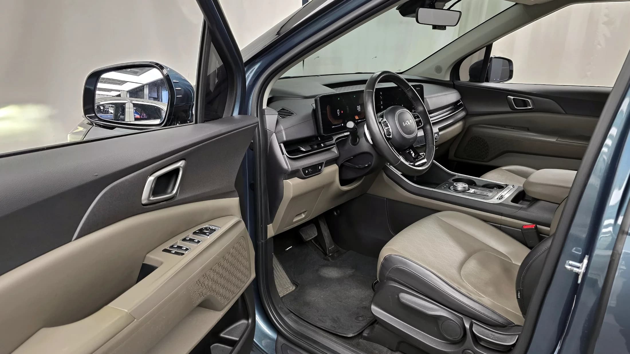 Kia Carnival 9-Seater Prestige, 2024 г. 49183 км. — фото 10