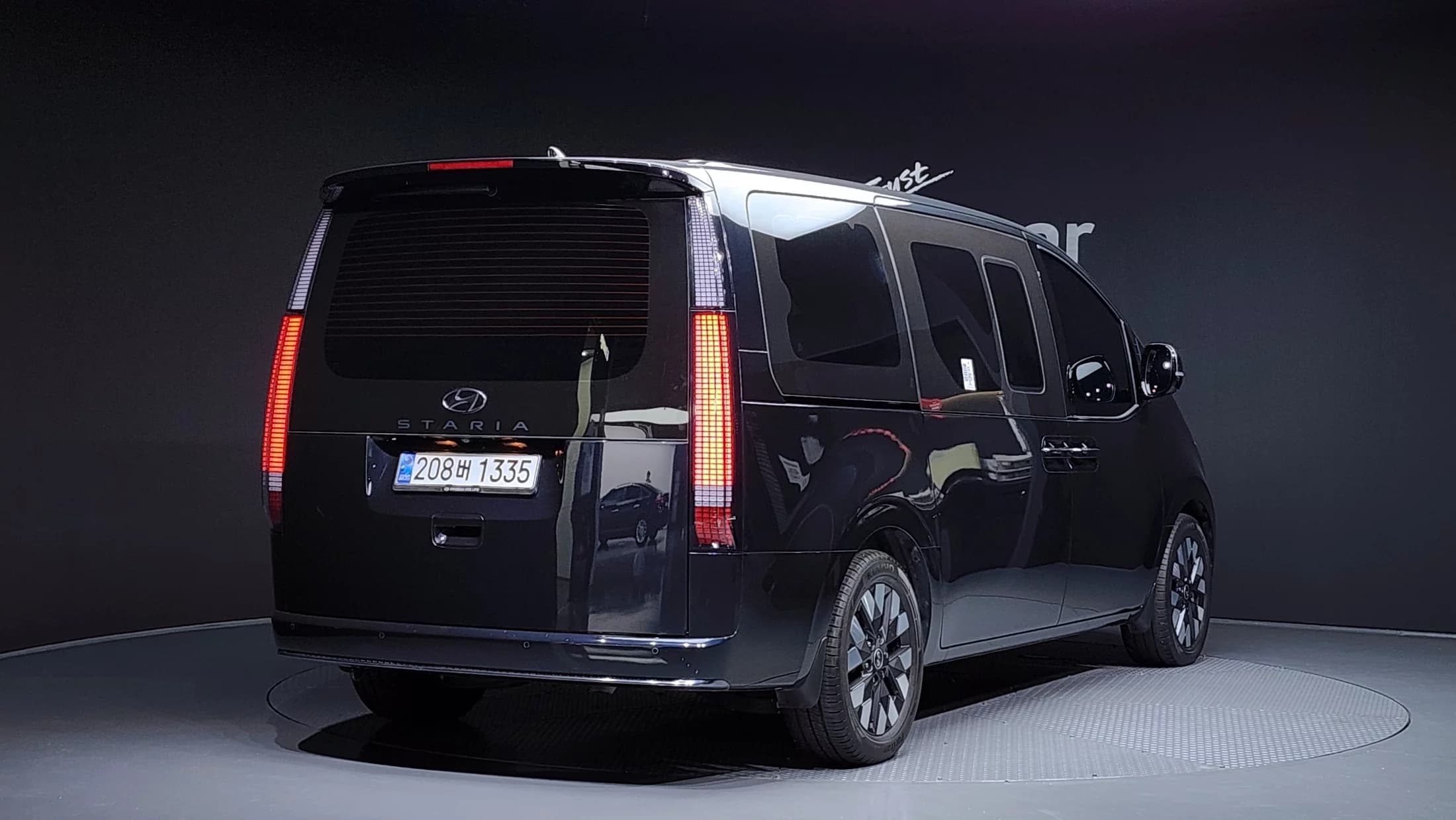 Hyundai Staria Lounge 9-Seater Inspiration, 2023 г. 47209 км. — фото 2