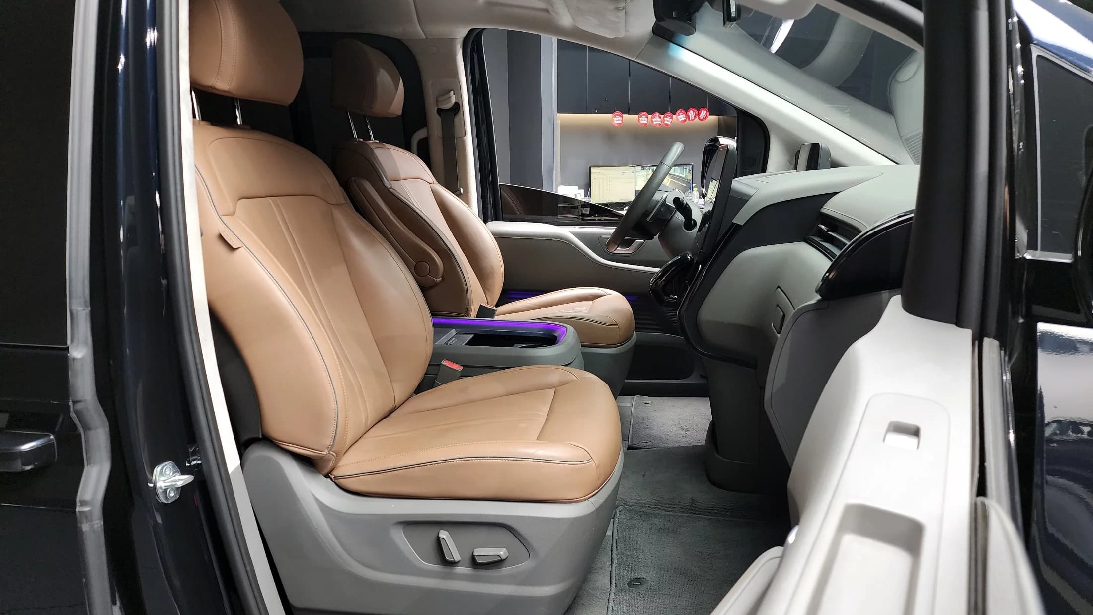 Hyundai Staria Lounge 9-Seater Inspiration, 2023 г. 47209 км. — фото 11