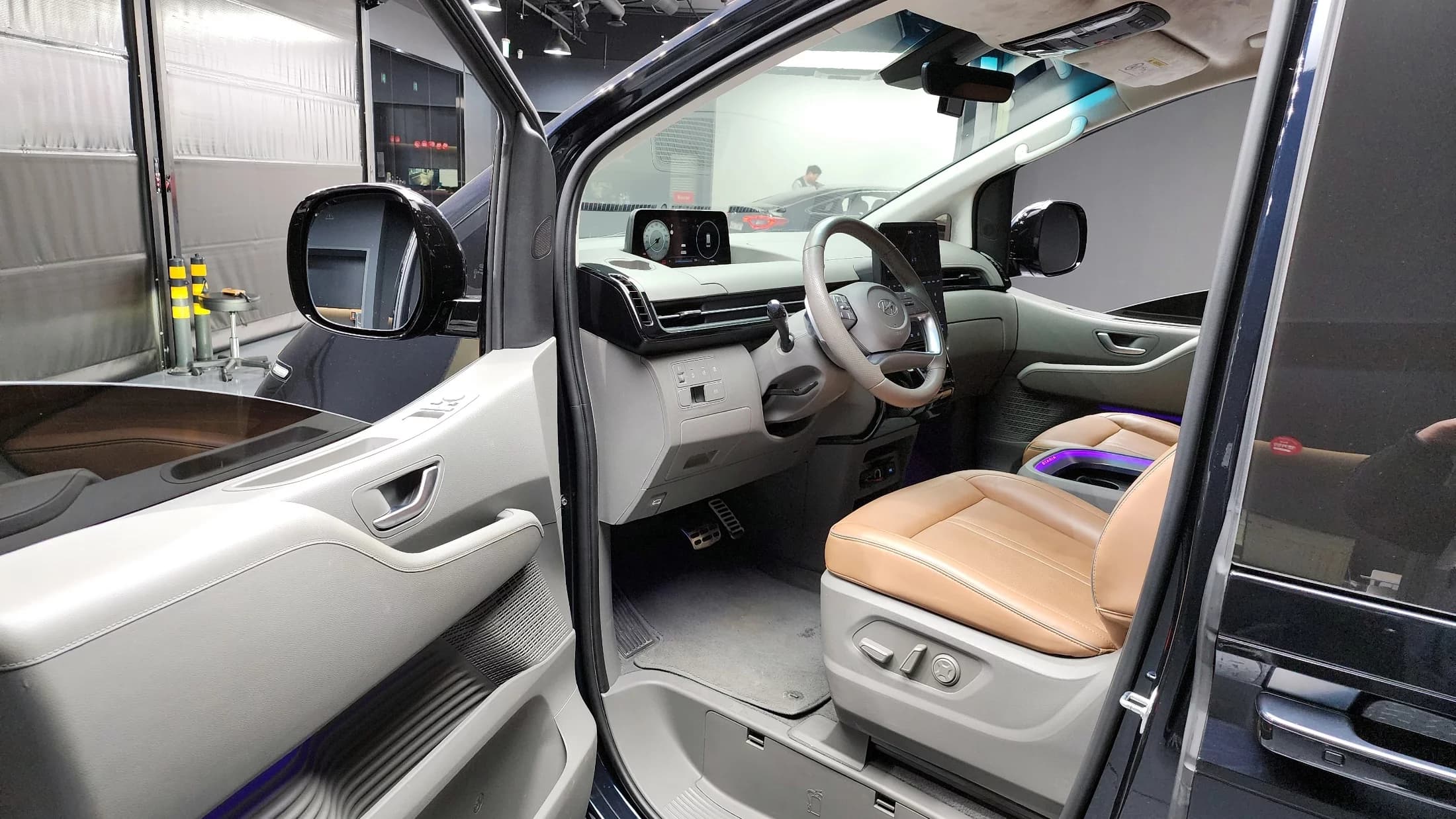 Hyundai Staria Lounge 9-Seater Inspiration, 2023 г. 47209 км. — фото 10