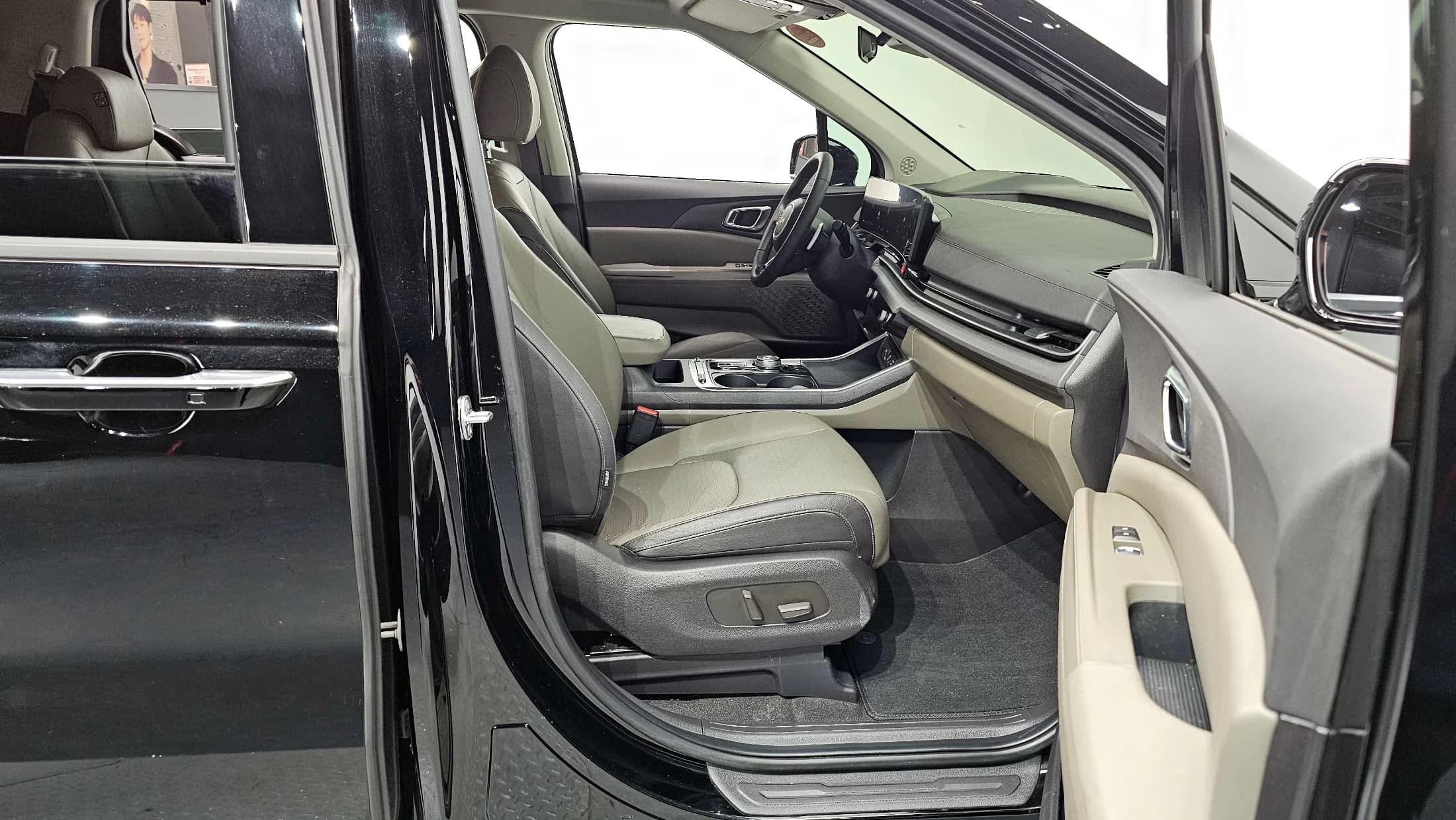 Kia Carnival 9-Seater Noblesse, 2024 г. 32601 км. — фото 11