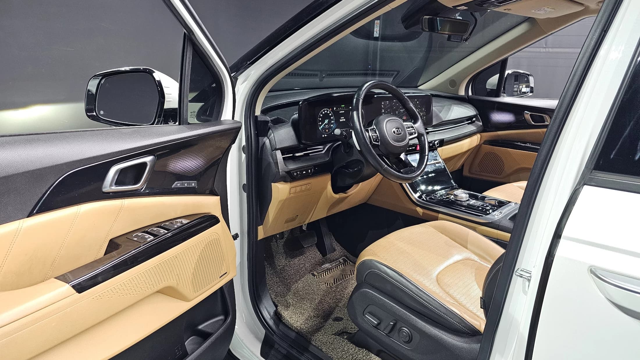 Kia Carnival 9-Seater Signature, 2021 г. 162208 км. — фото 12