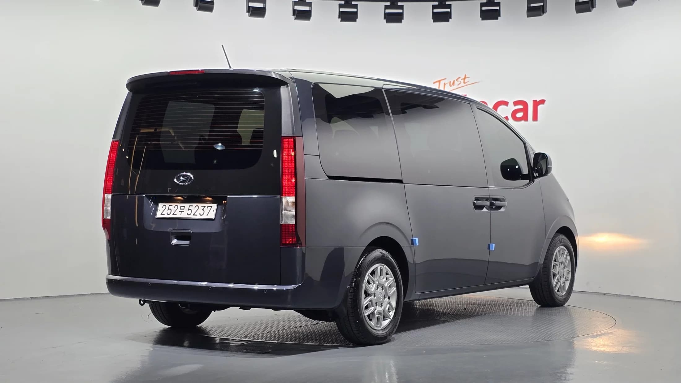 Hyundai Staria Tourer 9-Seater Modern, 2023 г. 58808 км. — фото 2