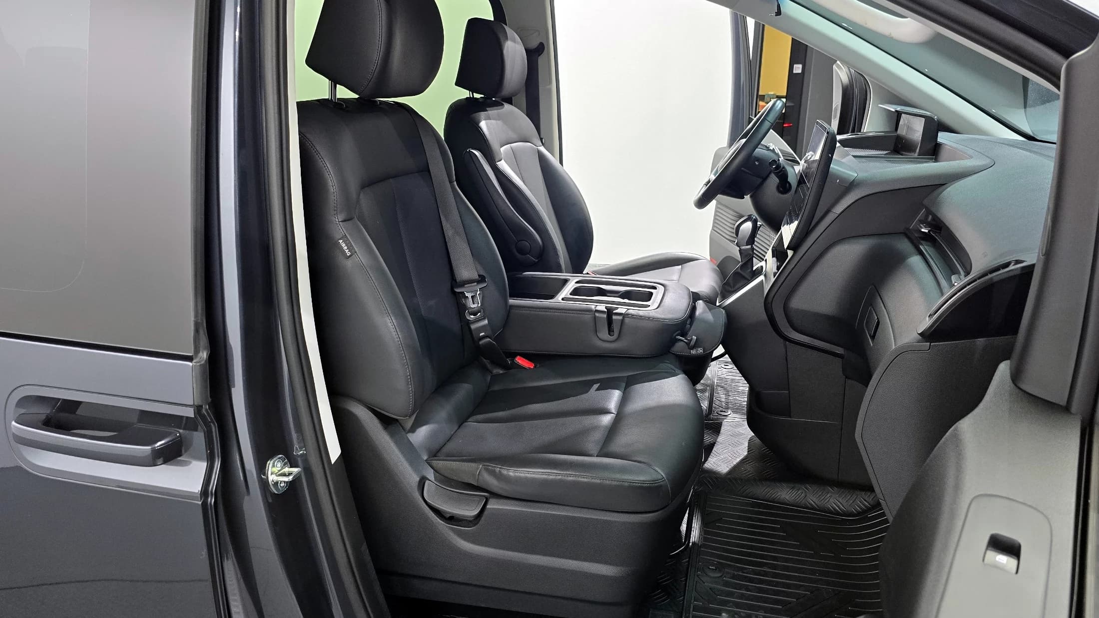 Hyundai Staria Tourer 9-Seater Modern, 2023 г. 58808 км. — фото 12