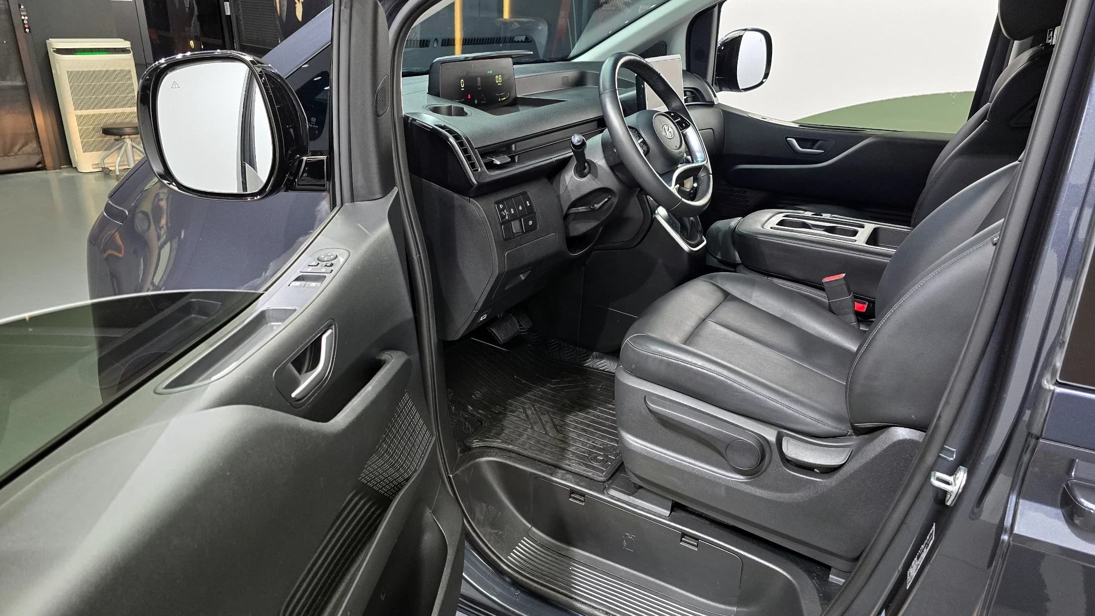 Hyundai Staria Tourer 9-Seater Modern, 2023 г. 58808 км. — фото 10