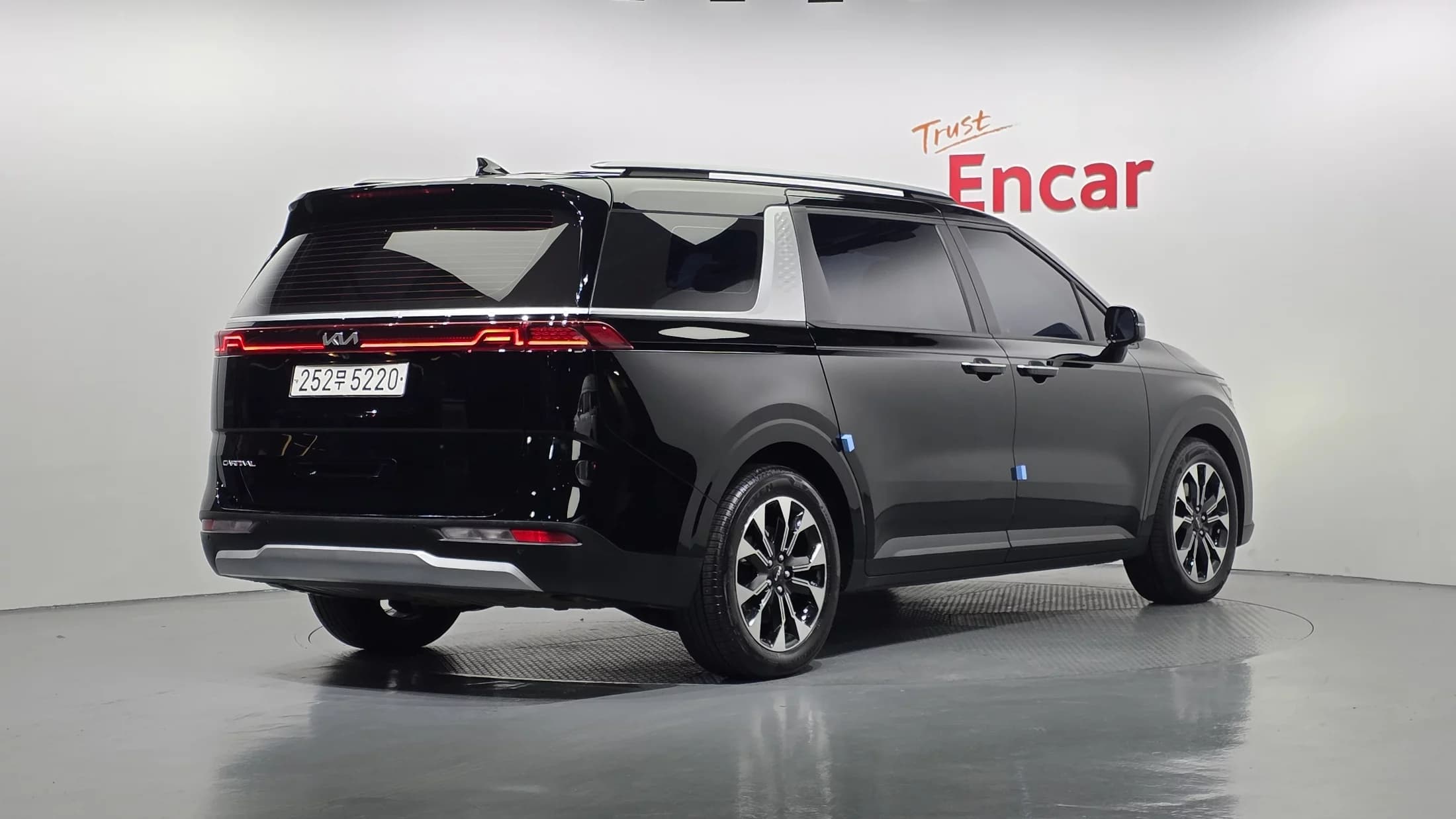 Kia Carnival 9-Seater Prestige, 2022 г. 68135 км. — фото 2
