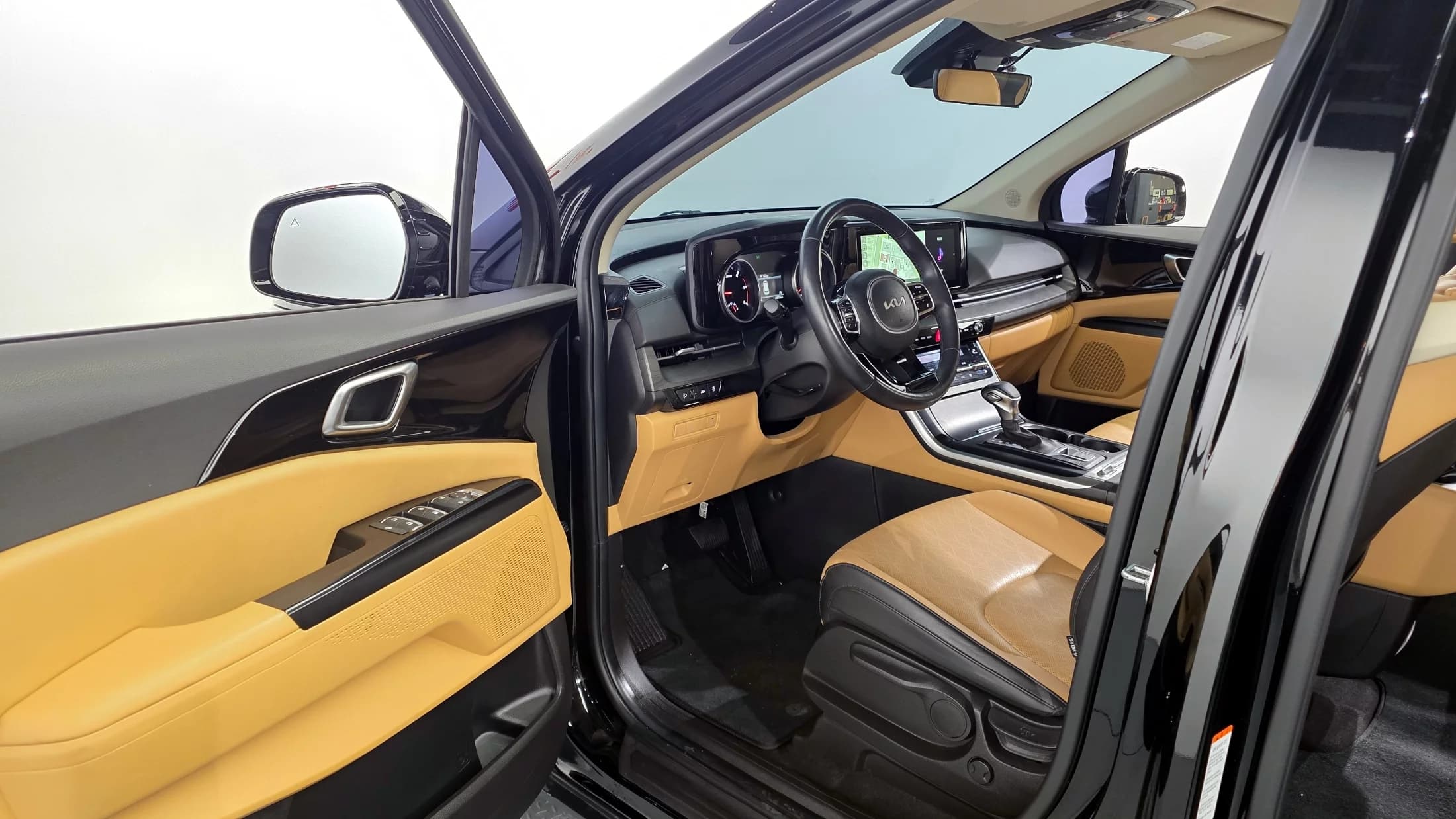 Kia Carnival 9-Seater Prestige, 2022 г. 68135 км. — фото 10