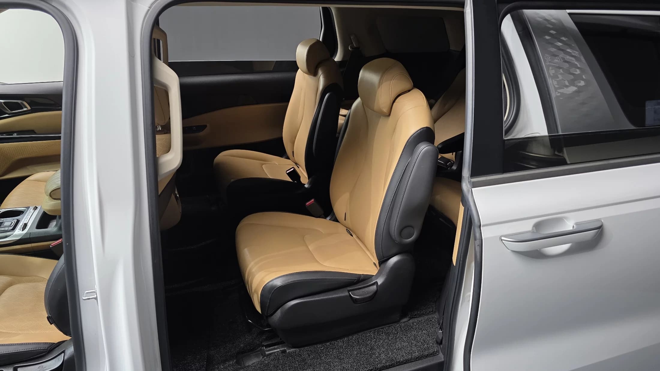 Kia Carnival 9-Seater Prestige, 2021 г. 83772 км. — фото 11