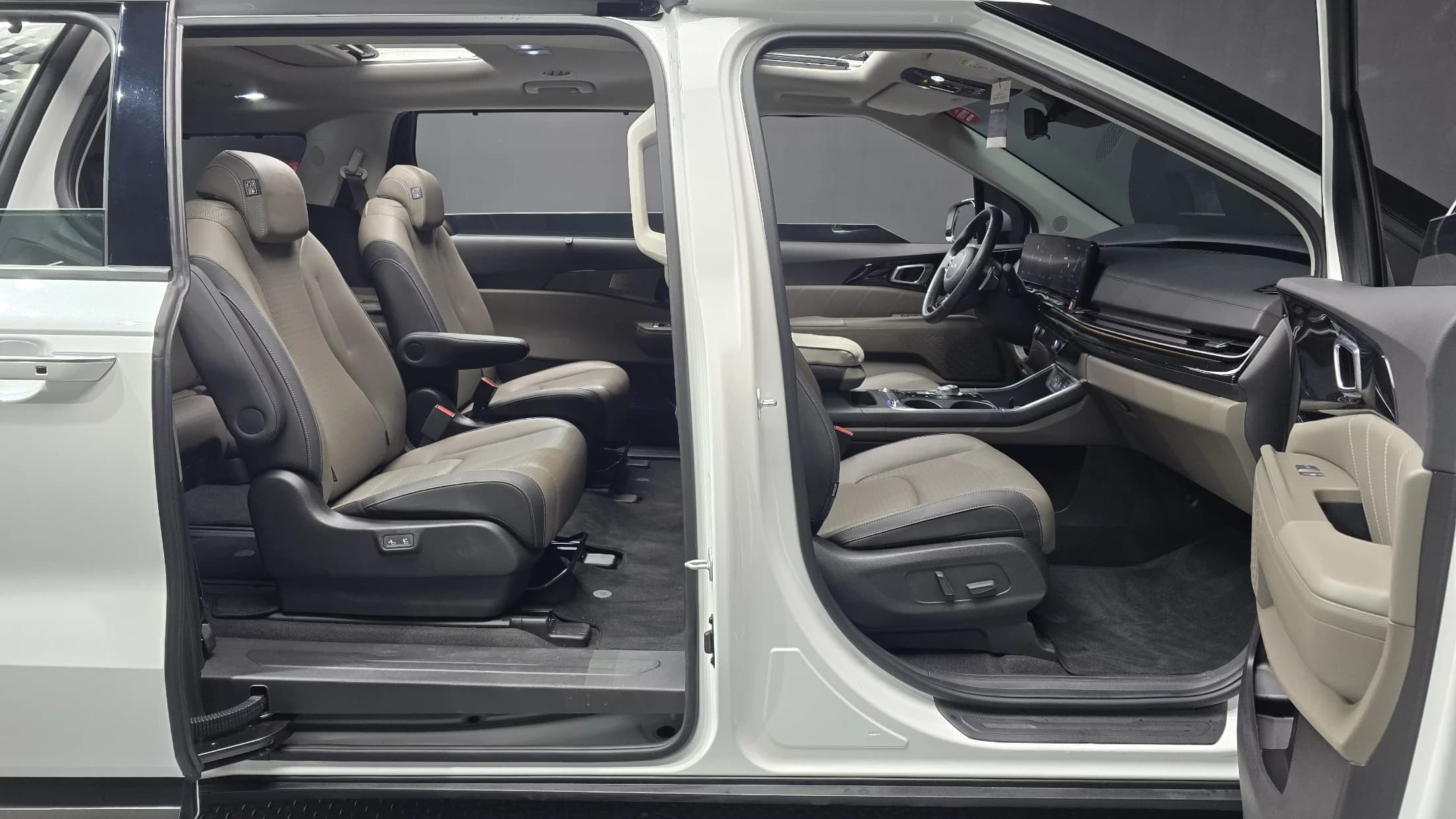 Kia Carnival 9-Seater Signature, 2024 г. 23867 км. — фото 11