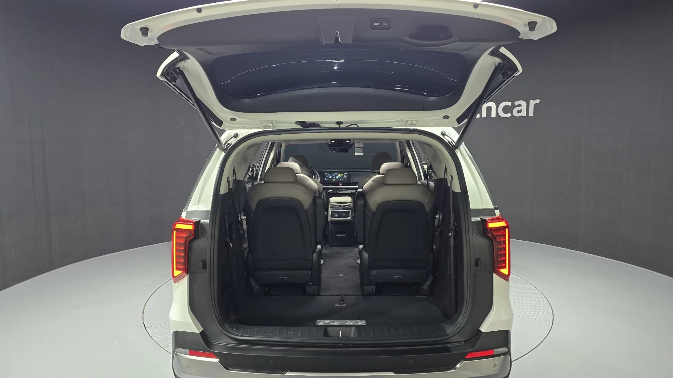 Kia Carnival 9-Seater Signature, 2024 г. 23867 км. — фото 20
