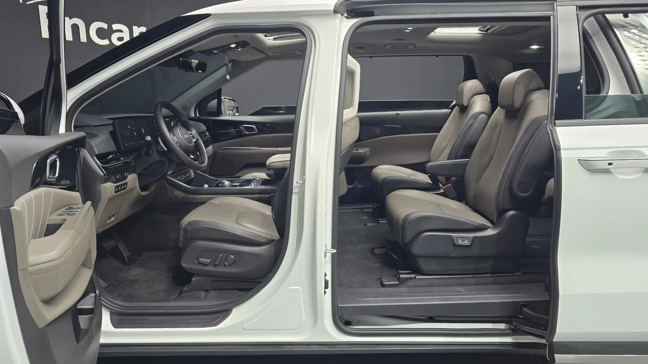 Kia Carnival 9-Seater Signature, 2024 г. 23867 км. — фото 10