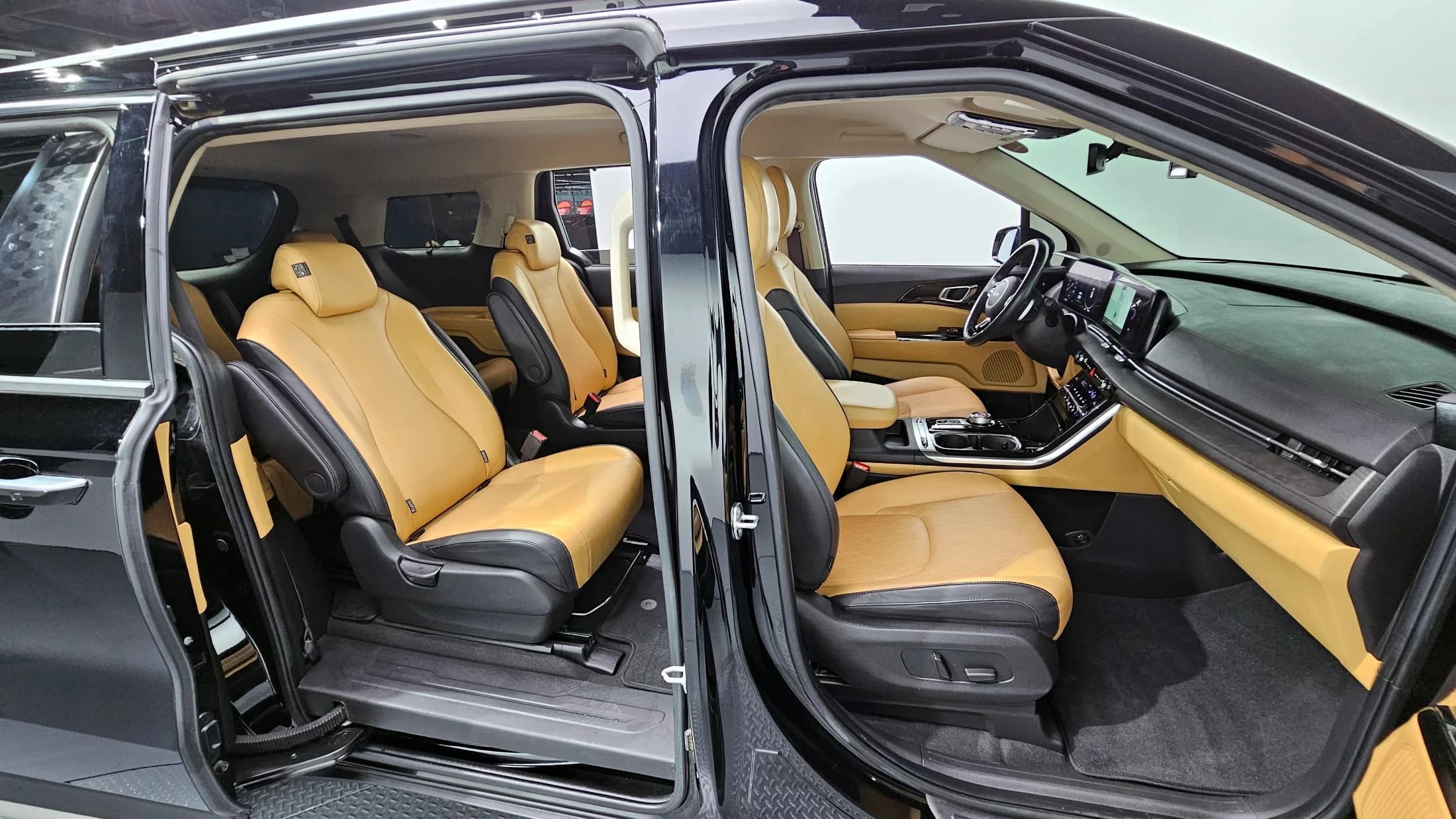 Kia Carnival 9-Seater Noblesse, 2023 г. 55887 км. — фото 12