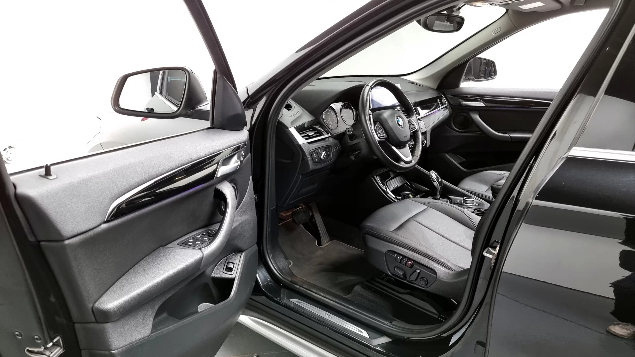 BMW X1 xDrive 20i xLine, 2021 г. 56976 км. — фото 10