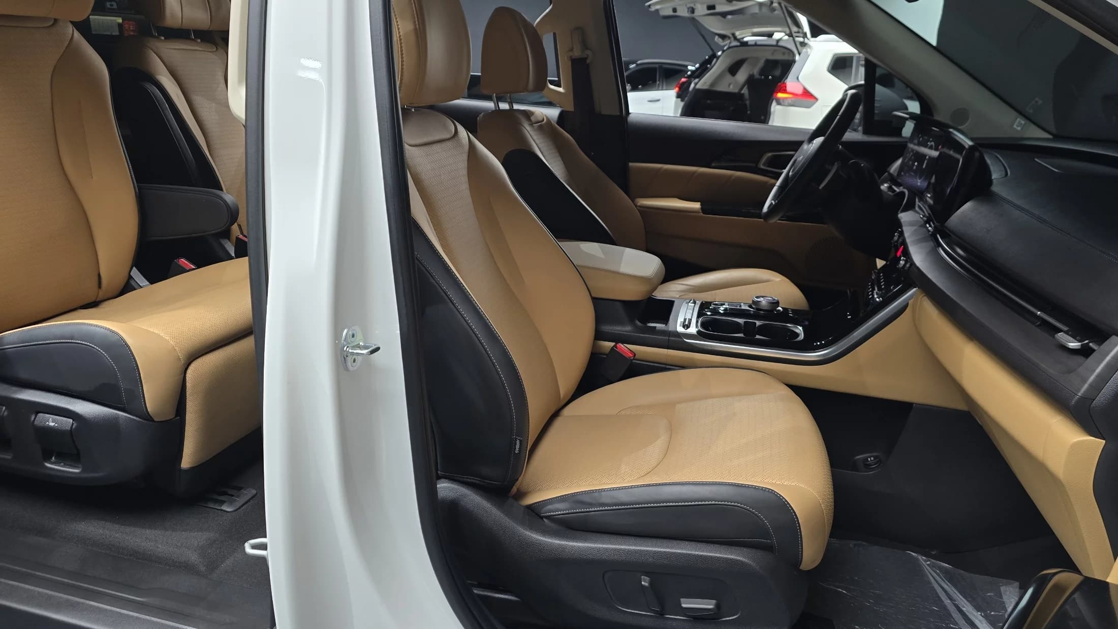 Kia Carnival 7-Seater Signature, 2023 г. 26682 км. — фото 19
