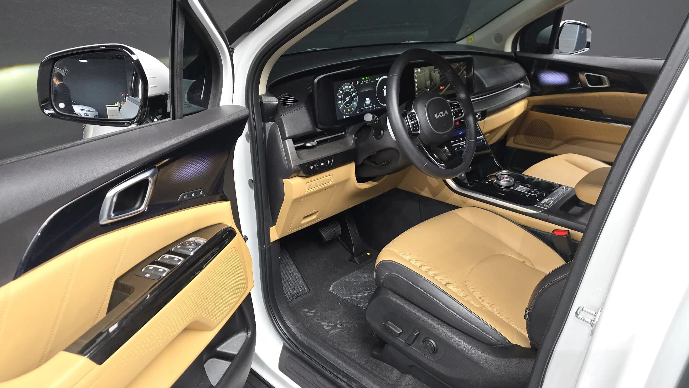 Kia Carnival 7-Seater Signature, 2023 г. 26682 км. — фото 21