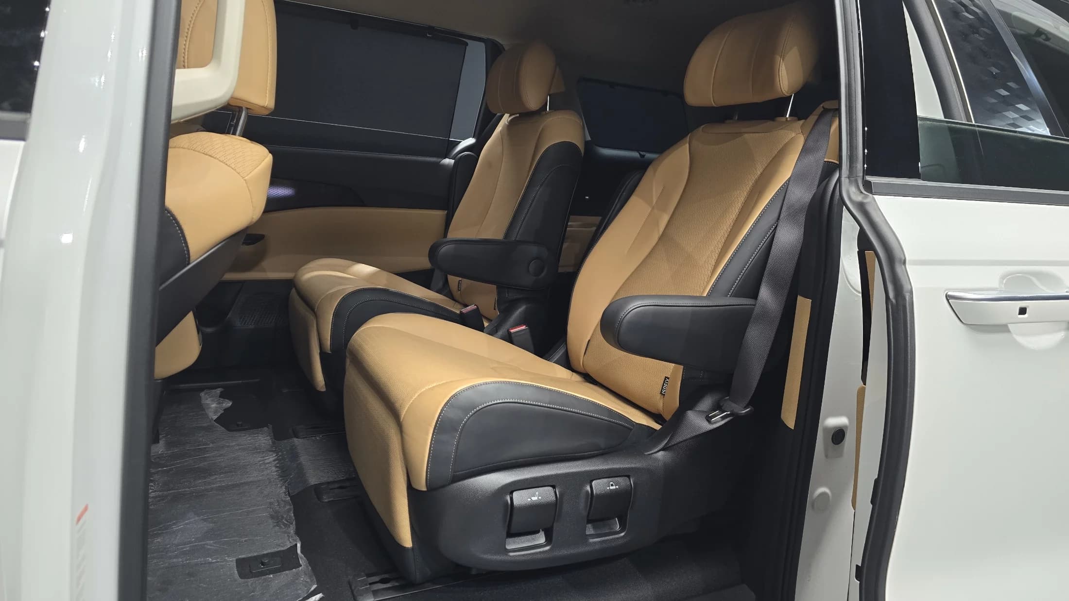 Kia Carnival 7-Seater Signature, 2023 г. 26682 км. — фото 23