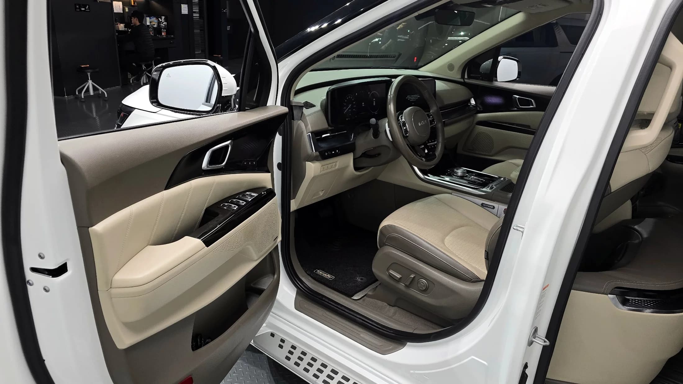 Kia Carnival Gasoline 4-Seater Hi-Limousine Signature, 2023 г. 31007 км. — фото 11