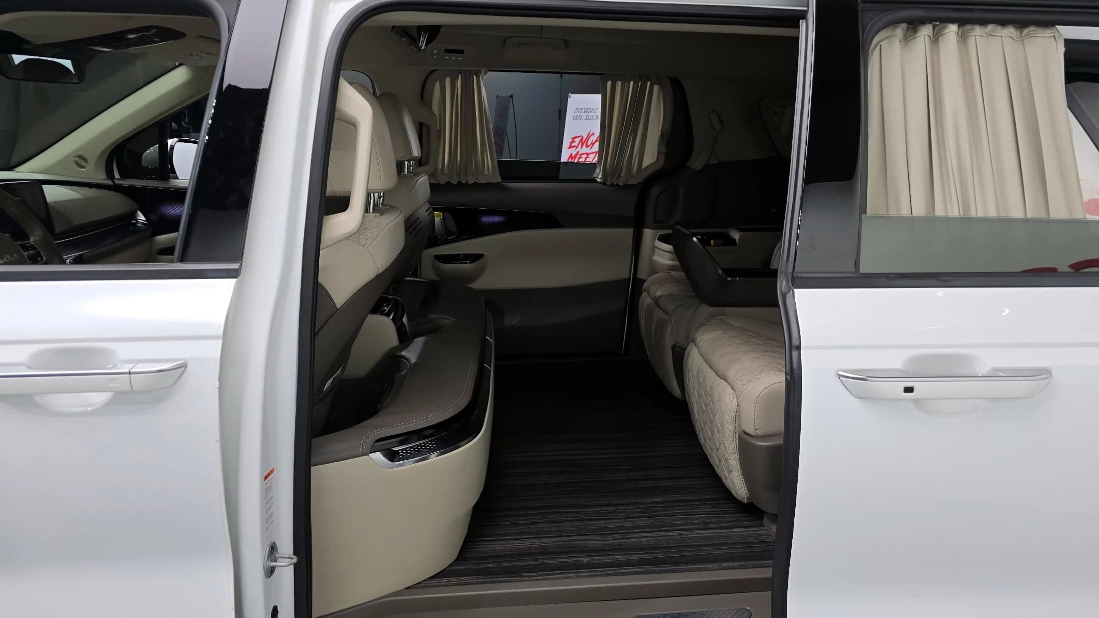 Kia Carnival Gasoline 4-Seater Hi-Limousine Signature, 2023 г. 31007 км. — фото 12