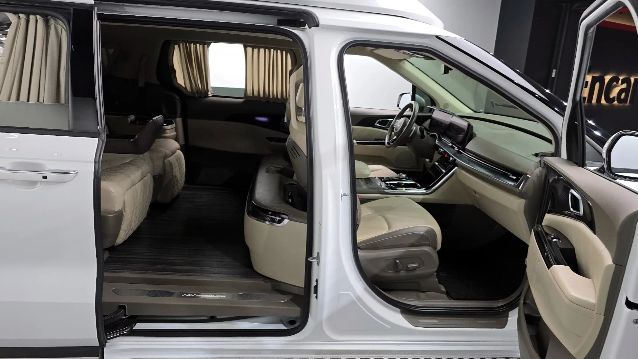 Kia Carnival Gasoline 4-Seater Hi-Limousine Signature, 2023 г. 31007 км. — фото 10