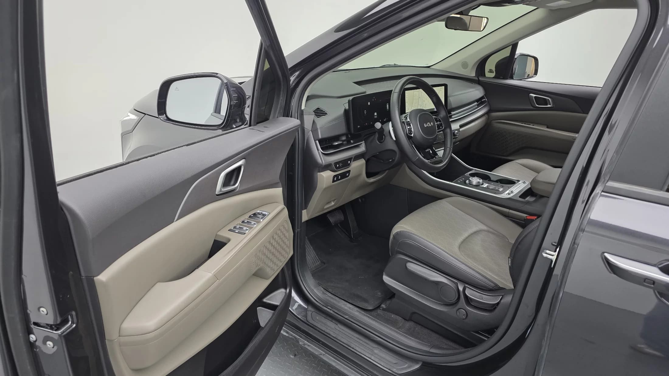 Kia Carnival Gasoline 9-Seater Prestige, 2024 г. 20415 км. — фото 10