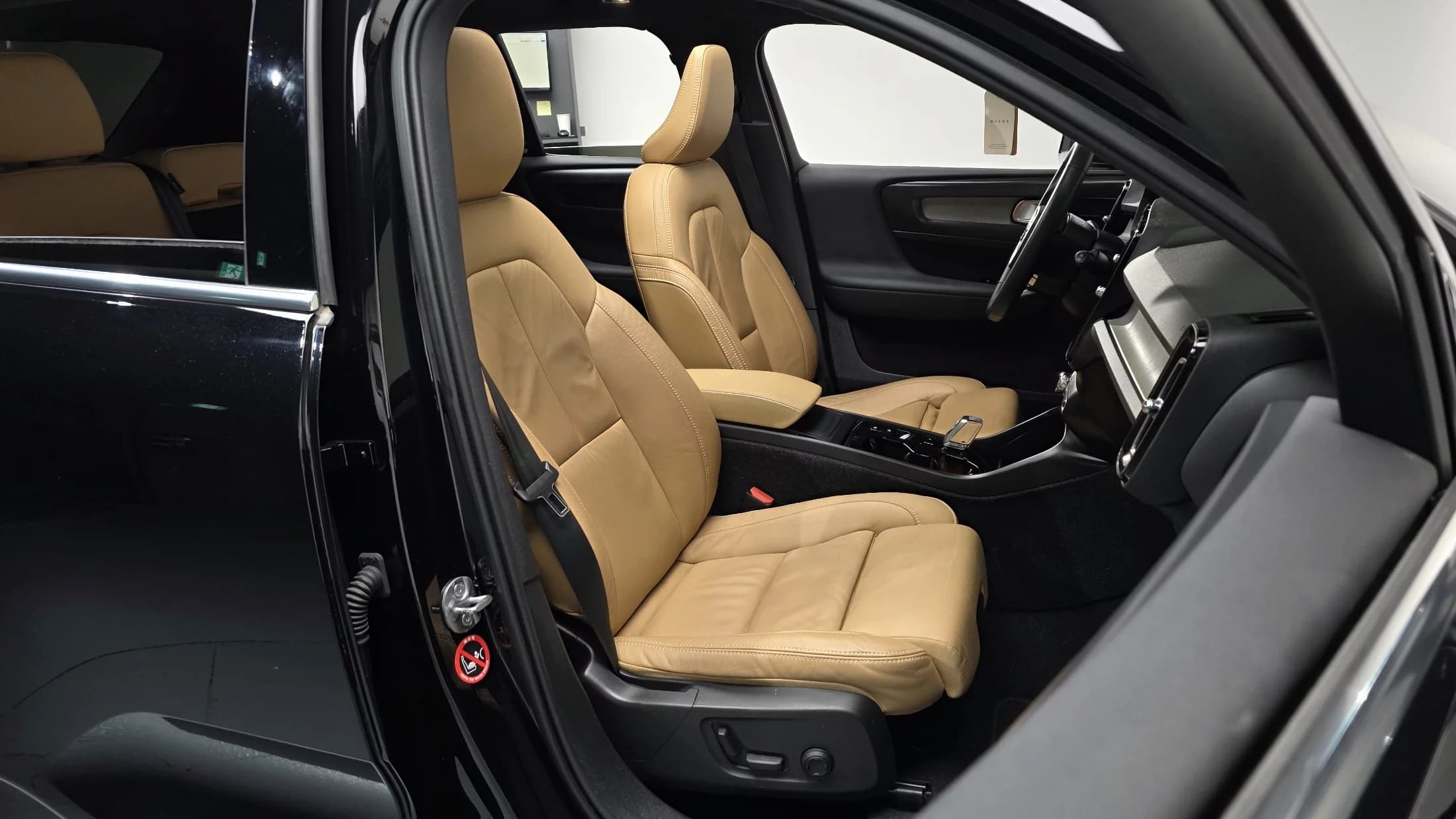Volvo XC40 B4 Inscription, 2022 г. 14212 км. — фото 9