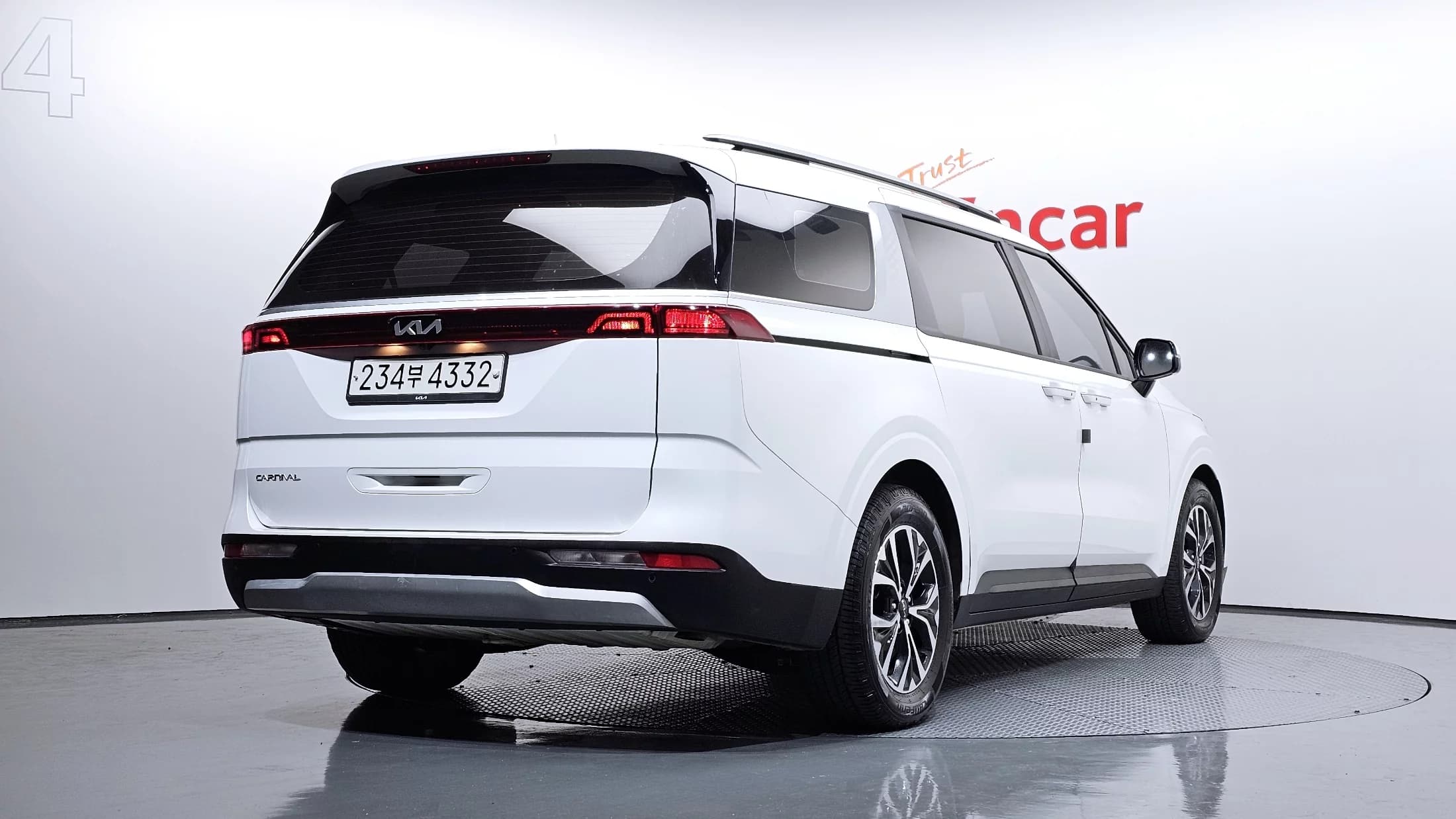 Kia Carnival 9-Seater Prestige, 2022 г. 64955 км. — фото 2