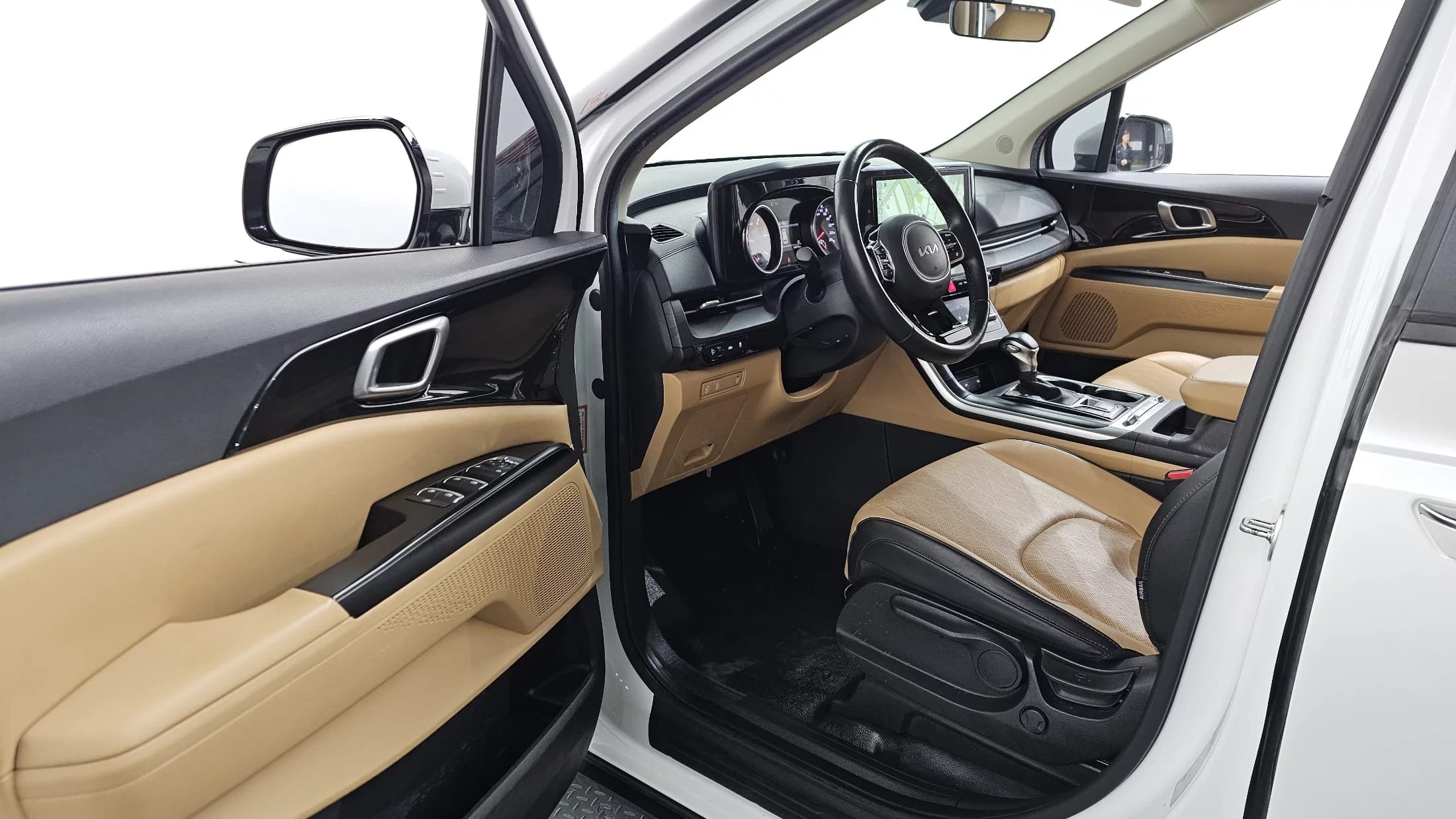 Kia Carnival 9-Seater Prestige, 2022 г. 64955 км. — фото 10