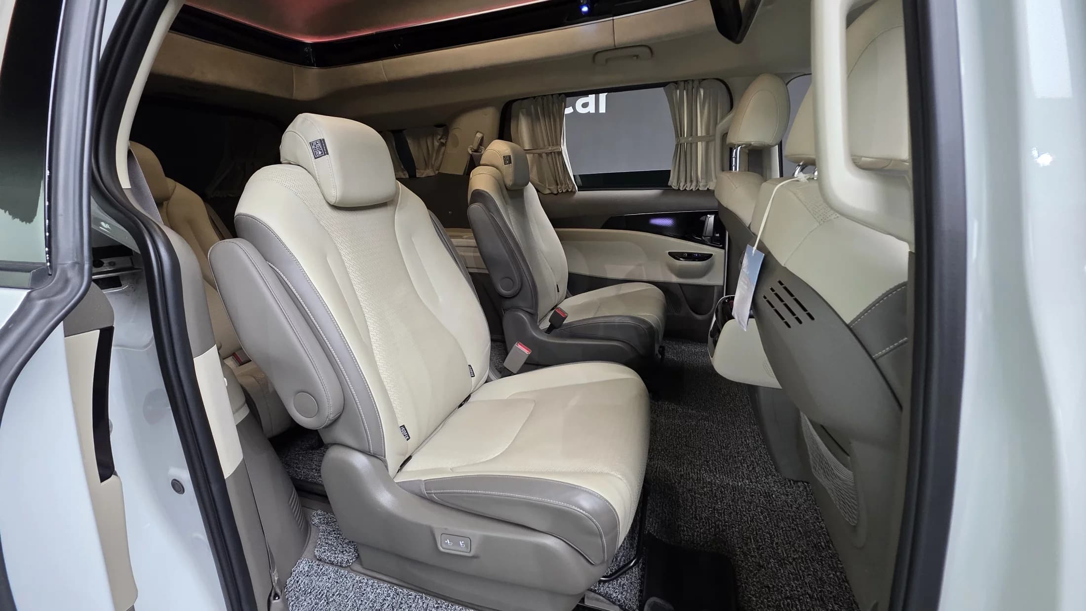 Kia Carnival Gasoline 9-Seater Hi-Limousine Signature, 2023 г. 58680 км. — фото 19